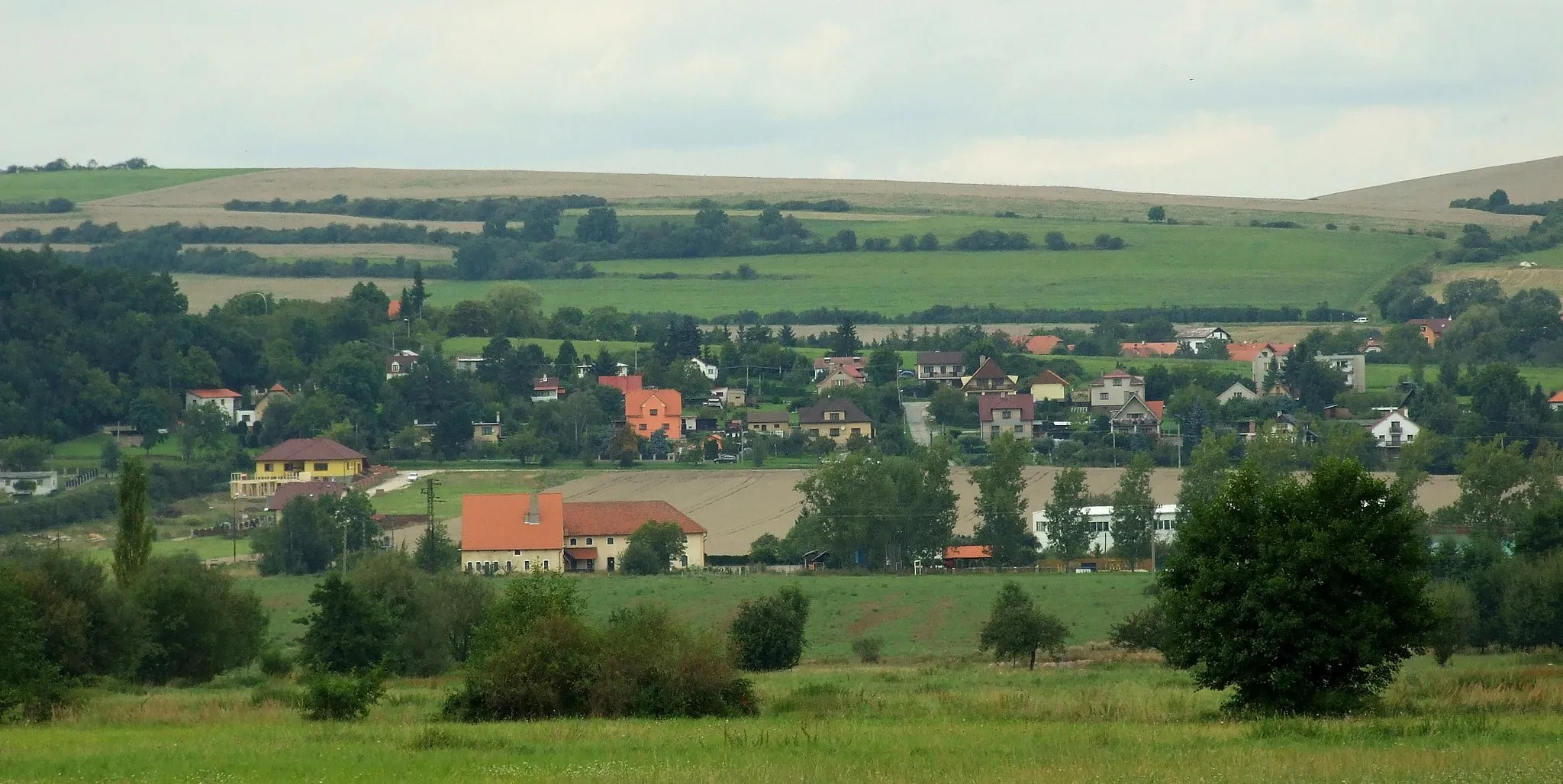 Photo showing: Town of Všeradice seen from around the Vížice village - Beroun District, Central Bohemian Region, CZ