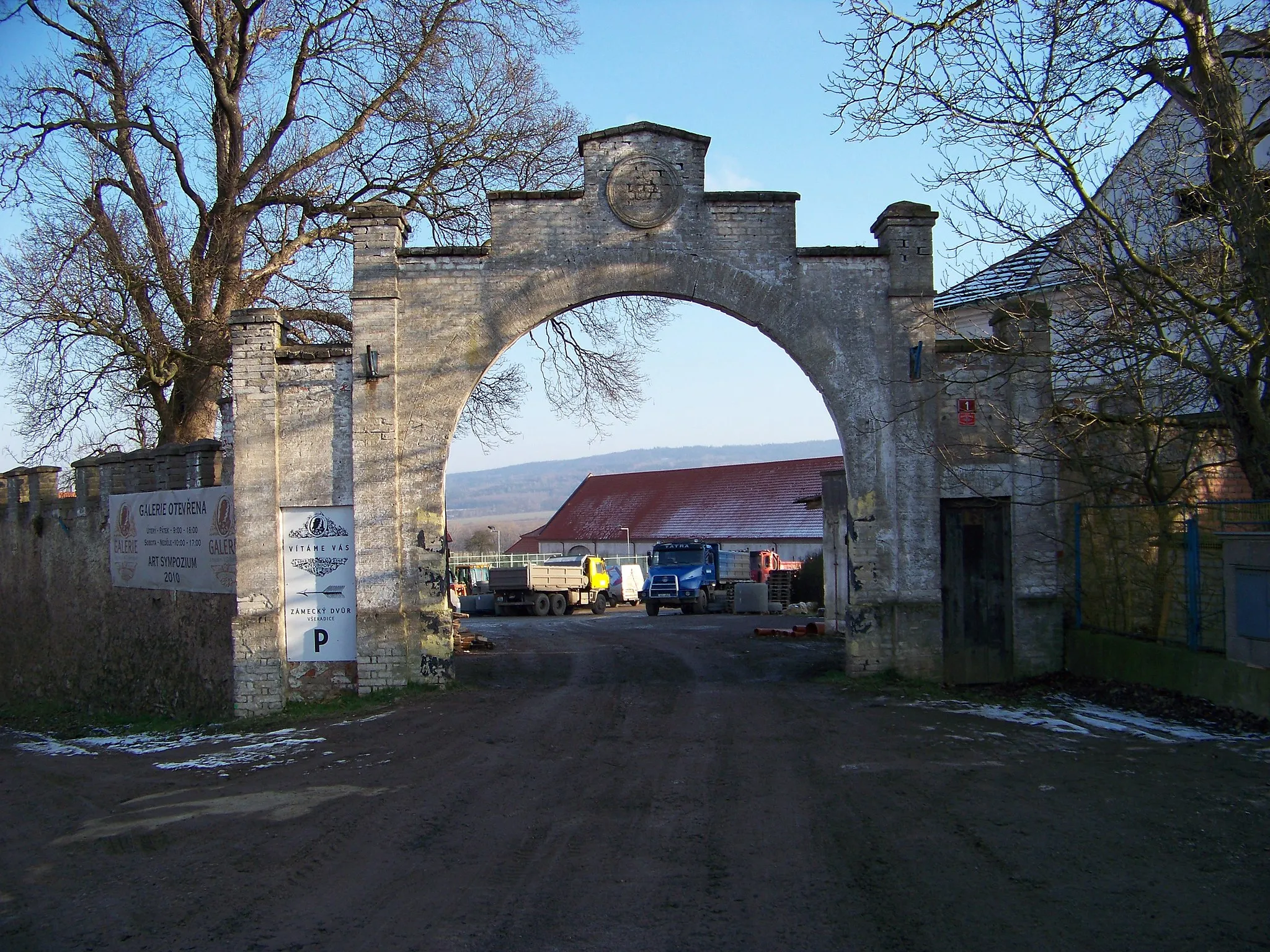 Photo showing: Všeradice, Beroun District, Central Bohemian Region, Czech Republic. A castle gate.
