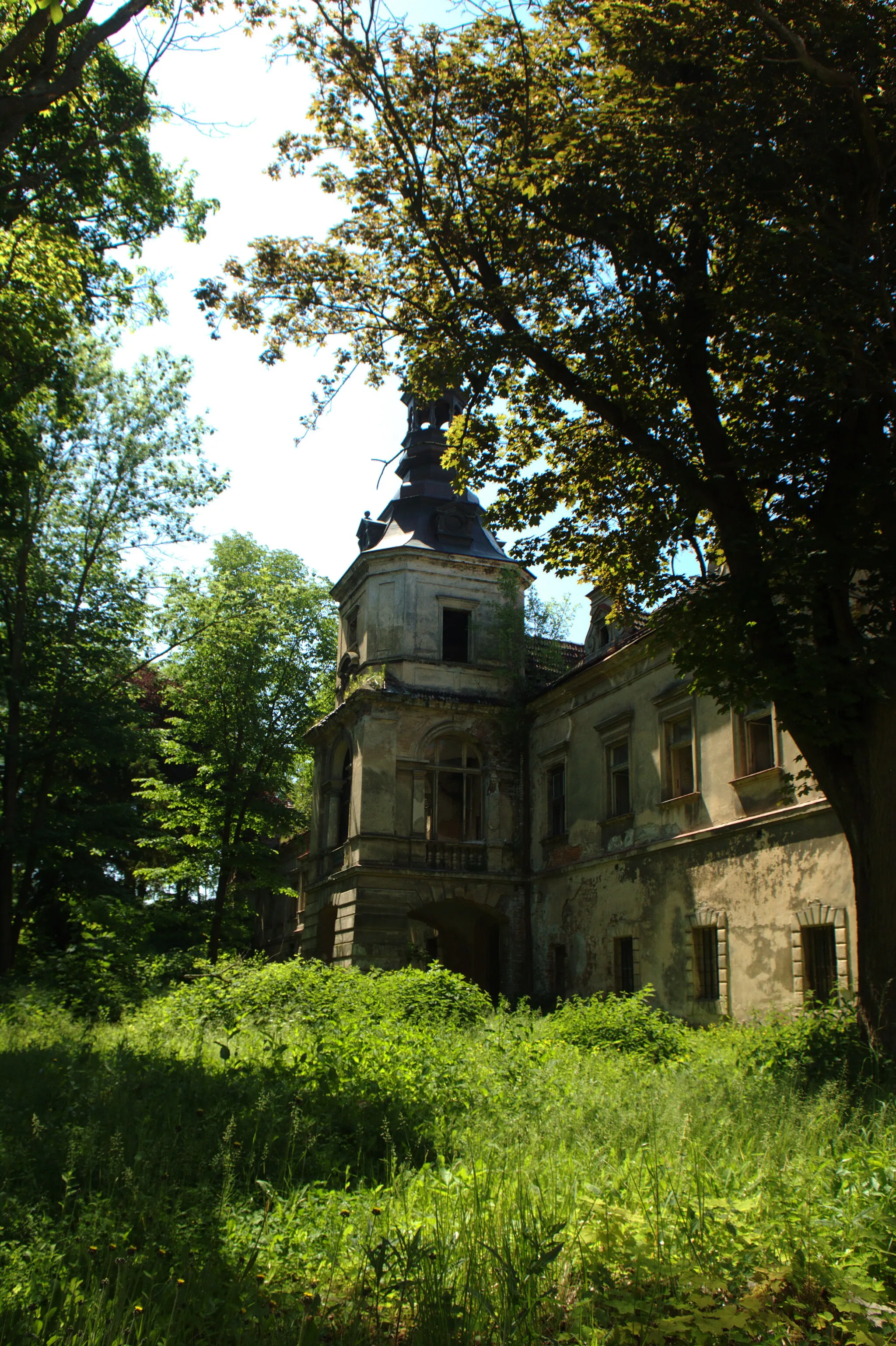 Photo showing: An abandoned castle in Vysoký Újezd, Central Bohemia, CZ