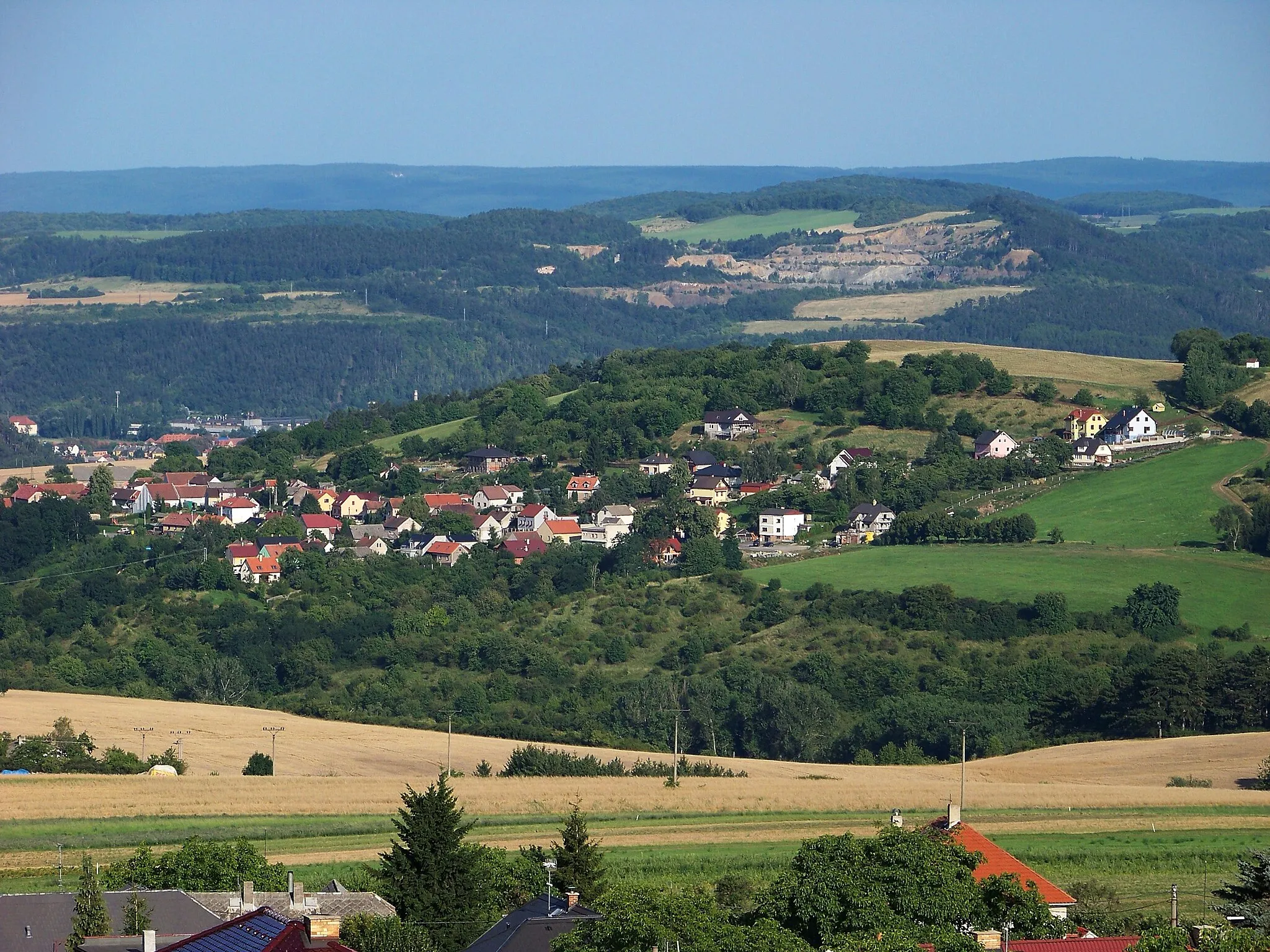 Photo showing: Trubská and Kosov Quarry, seen from Hudlice, Beroun District, Central Bohemian Region, the Czech Republic. A view from Hudlice Rock.