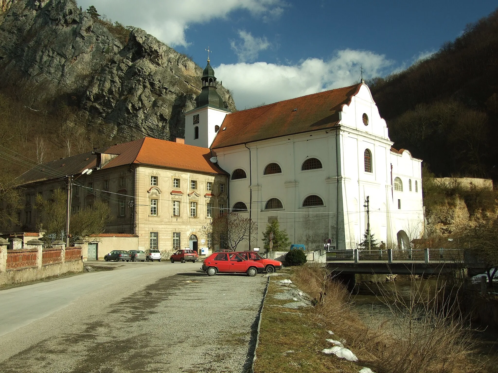 Photo showing: John the baptist Church an a monastery in Svatý Jan pod Skalou, Central Bohemian Region, Czech Republic.