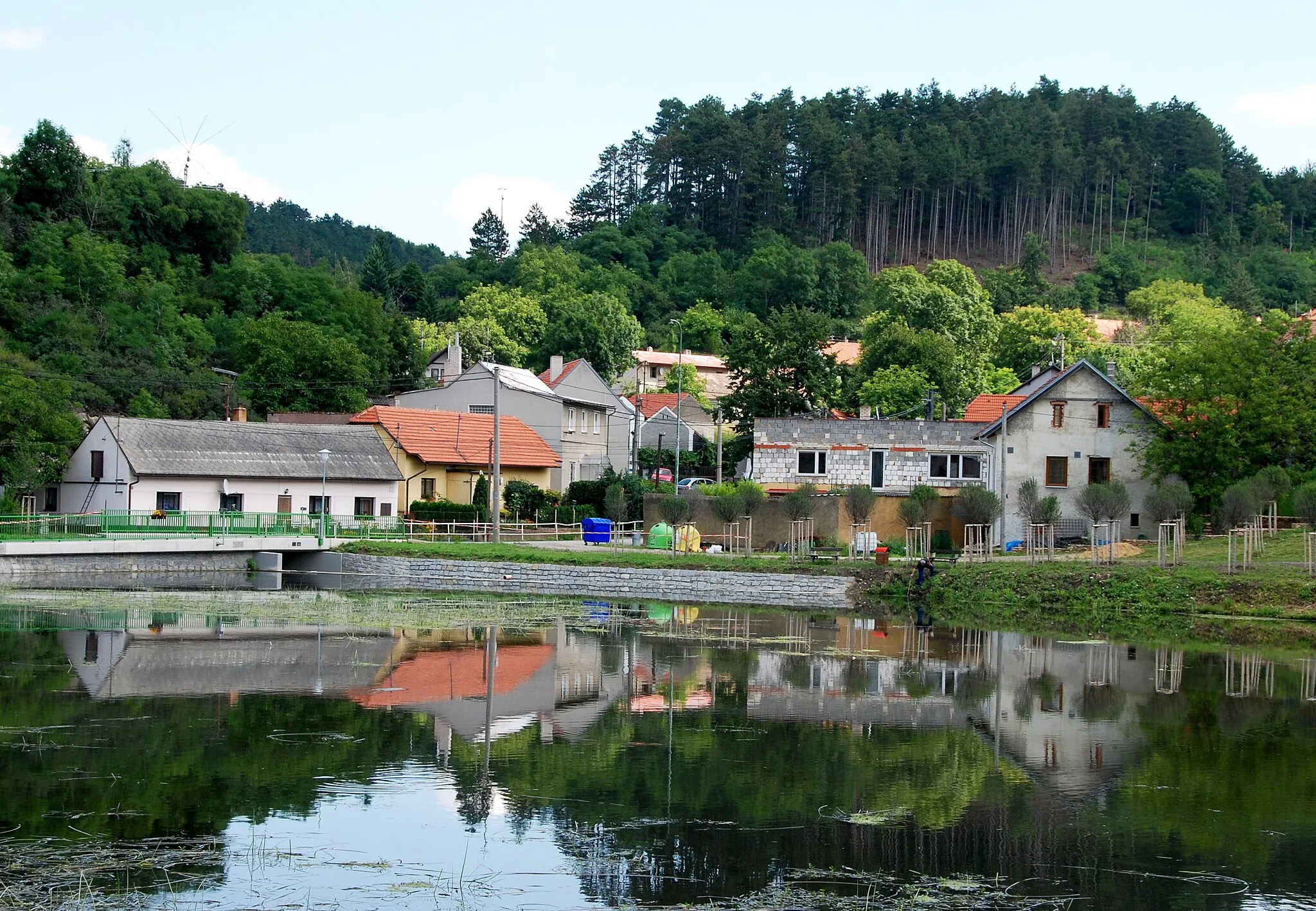 Photo showing: Suchomasty

Náves kolem obecního rybníka.