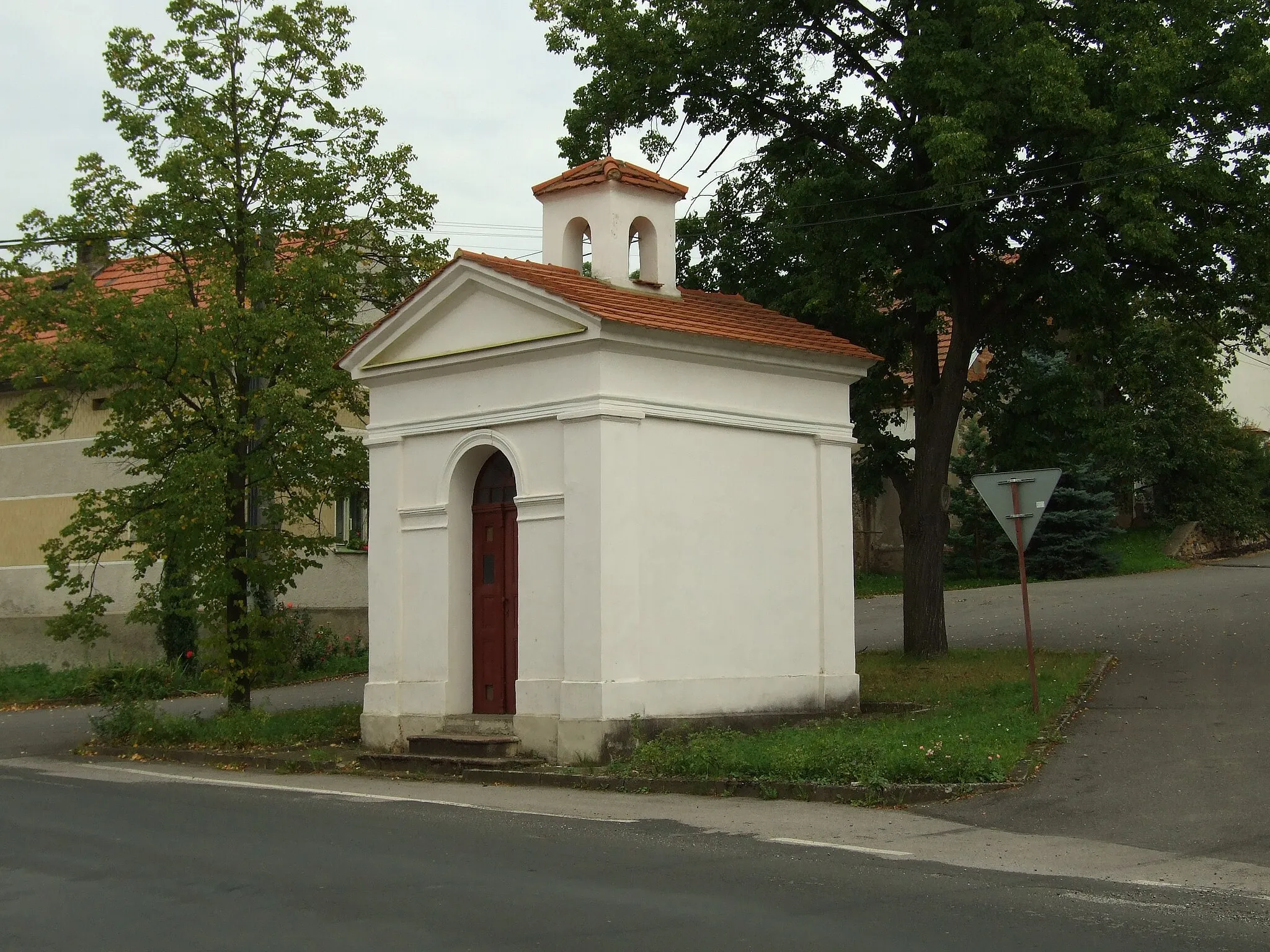Photo showing: A chapel in the village of Hodyně (part of the town of Skuhrov), Central Bohemian Region, CZ