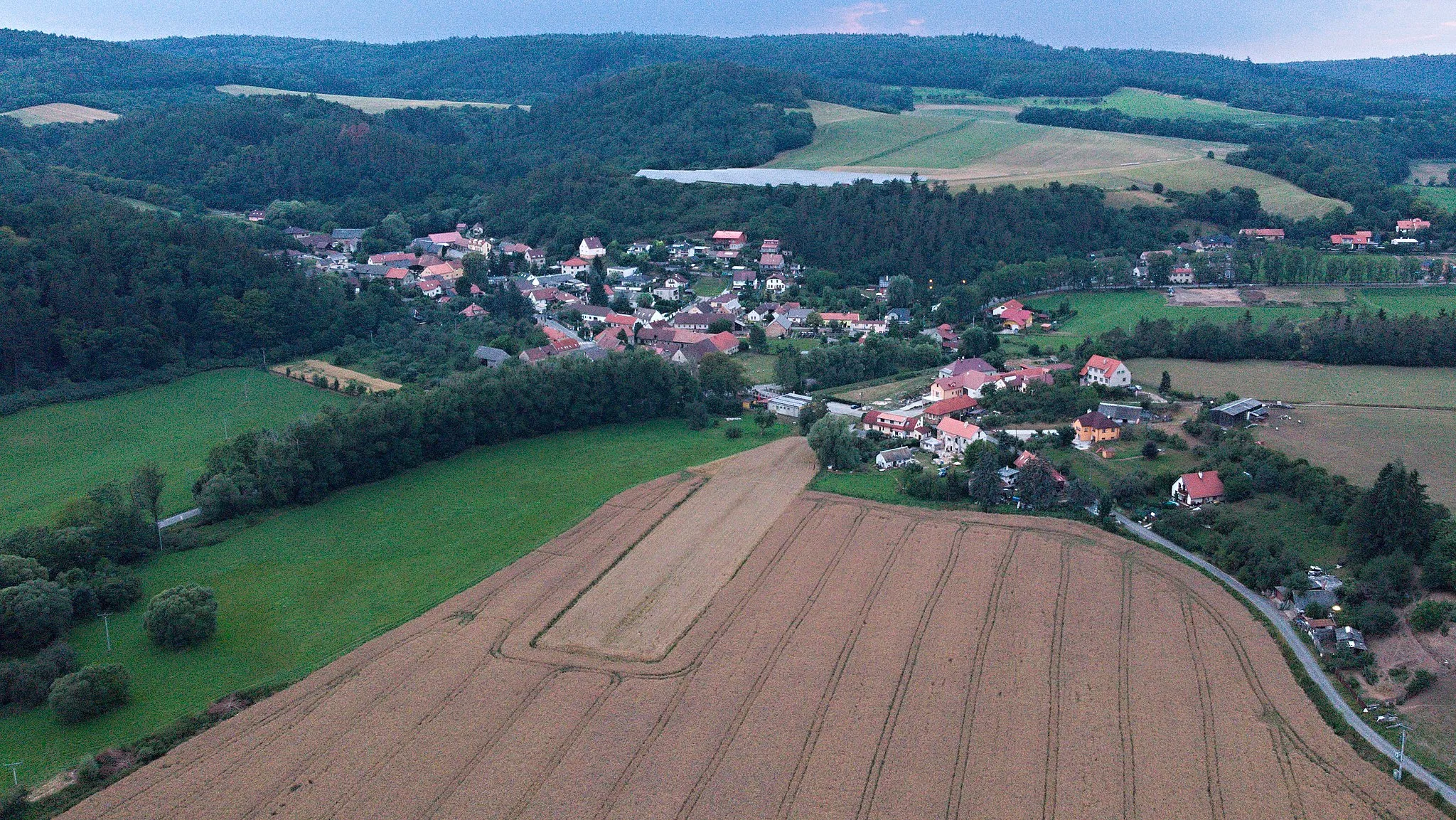 Photo showing: Nenačovice, letecký snímek z jihu