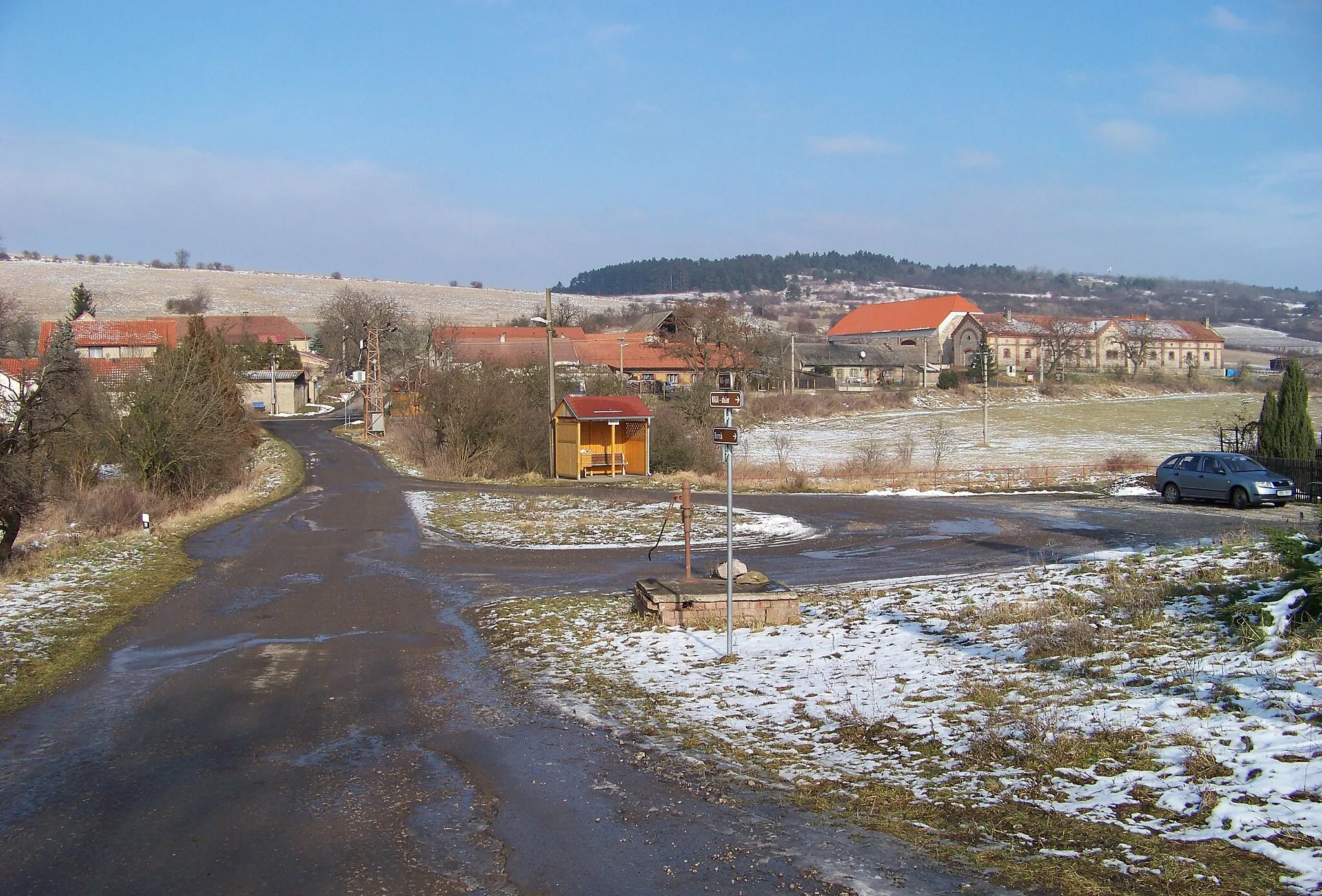 Photo showing: Málkov, Beroun District, Central Bohemian Region, Czech Republic. A bus loop and the lower part of the village.