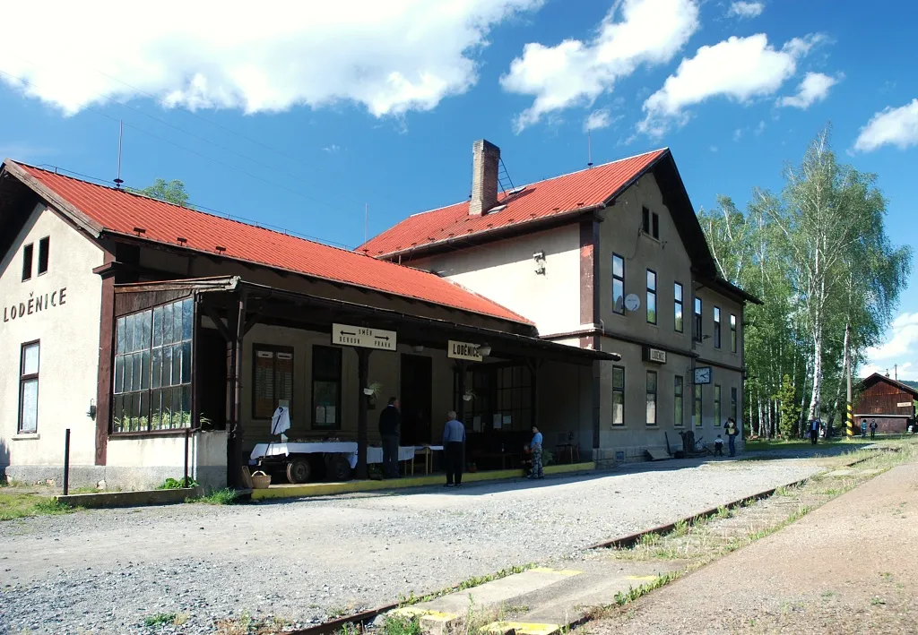 Photo showing: Railway station Loděnice, where Jiří Menzel shot in 1966 his film Closely Watched Trains