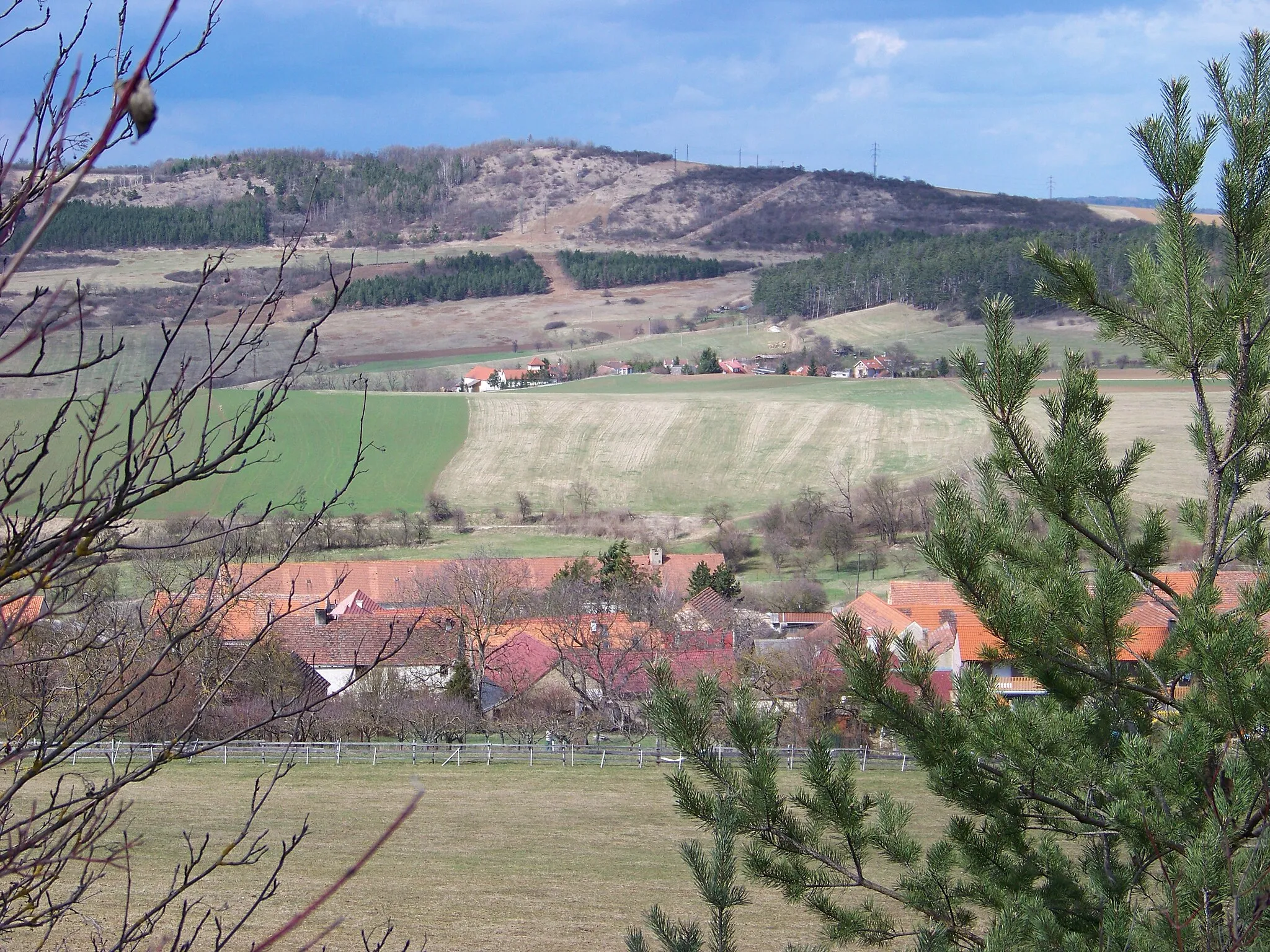 Photo showing: Koněprusy and Bítov, Beroun District, Central Bohemian Region, the Czech Republic. Velký Kosov hill.