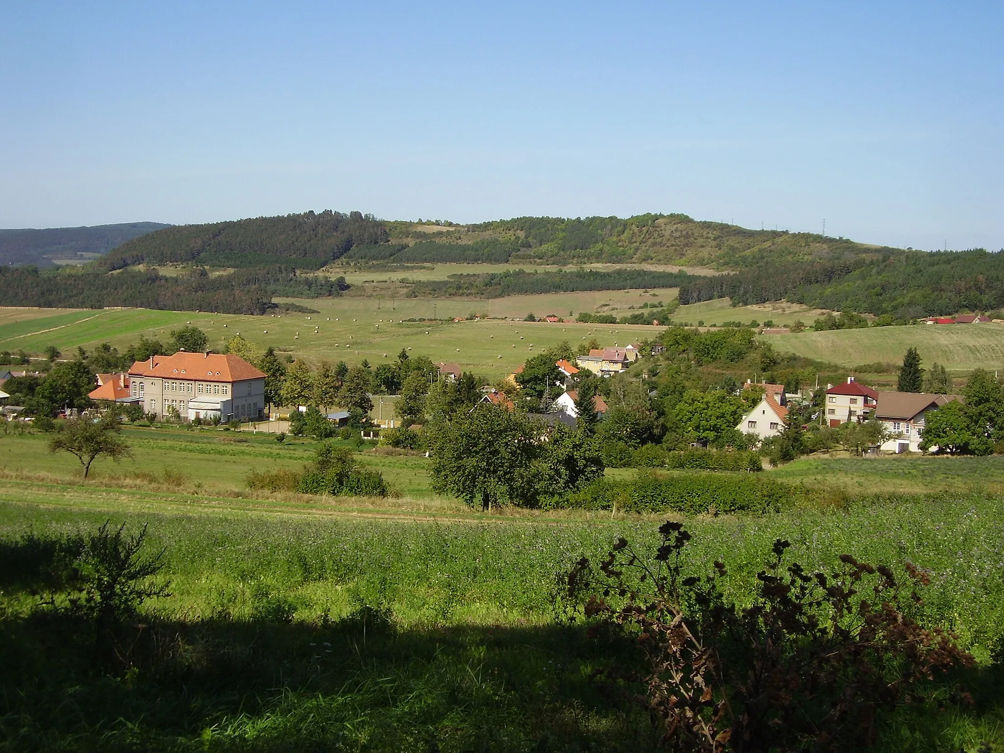 Photo showing: View at municipality Koněprusy from Koněpruské jeskyně, Beroun District