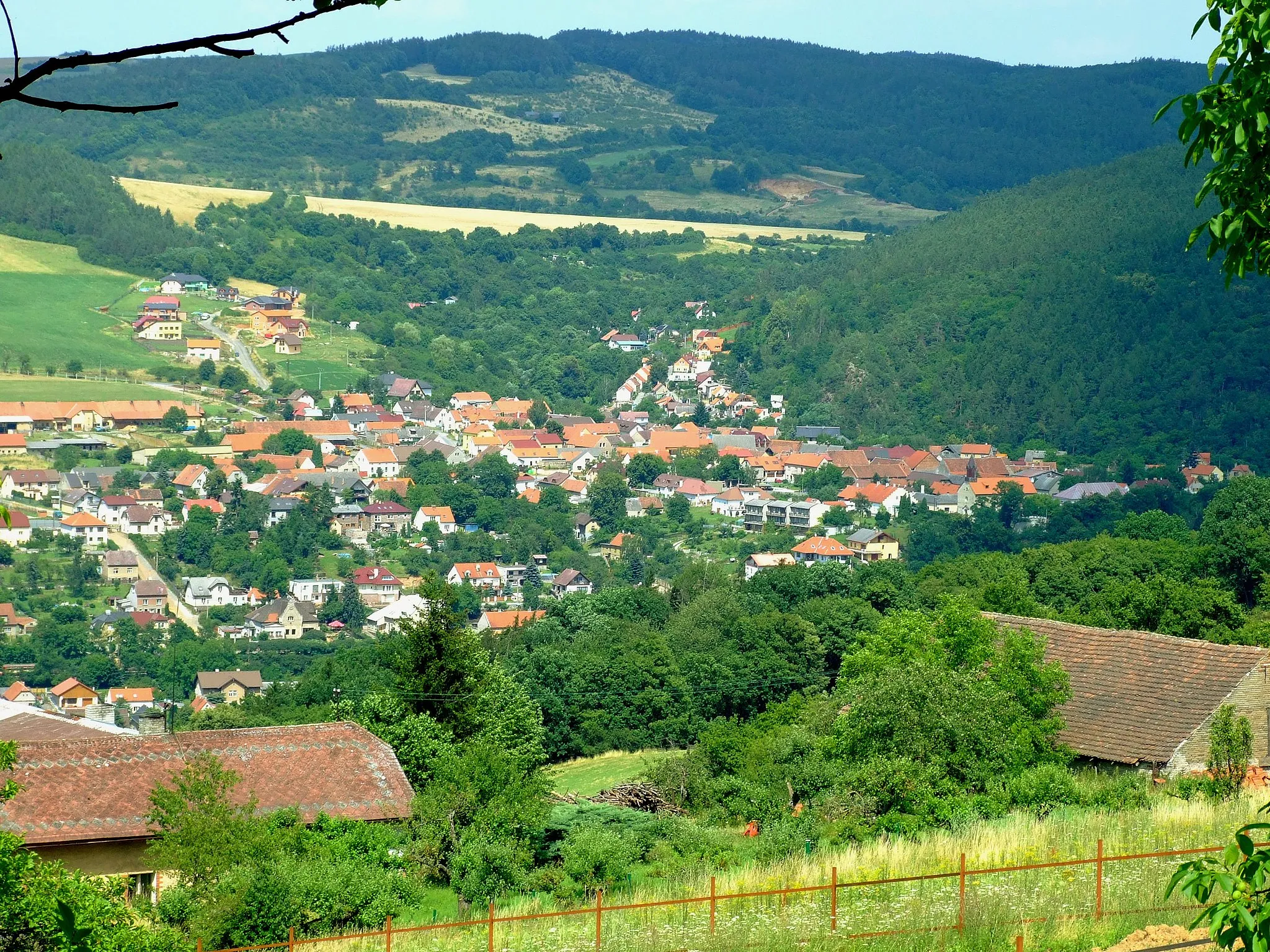 Photo showing: View of Hýskov village from Zdejcina, now a part of Beroun town, Central Bohemian region, CZ