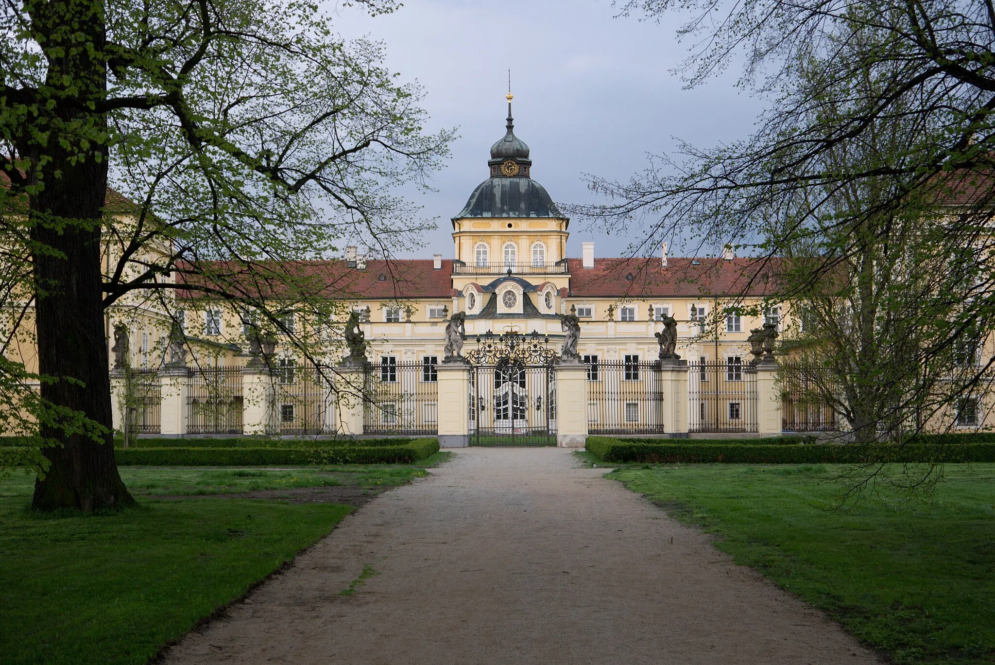 Photo showing: New castle in Hořovice photographed from the surrounding park