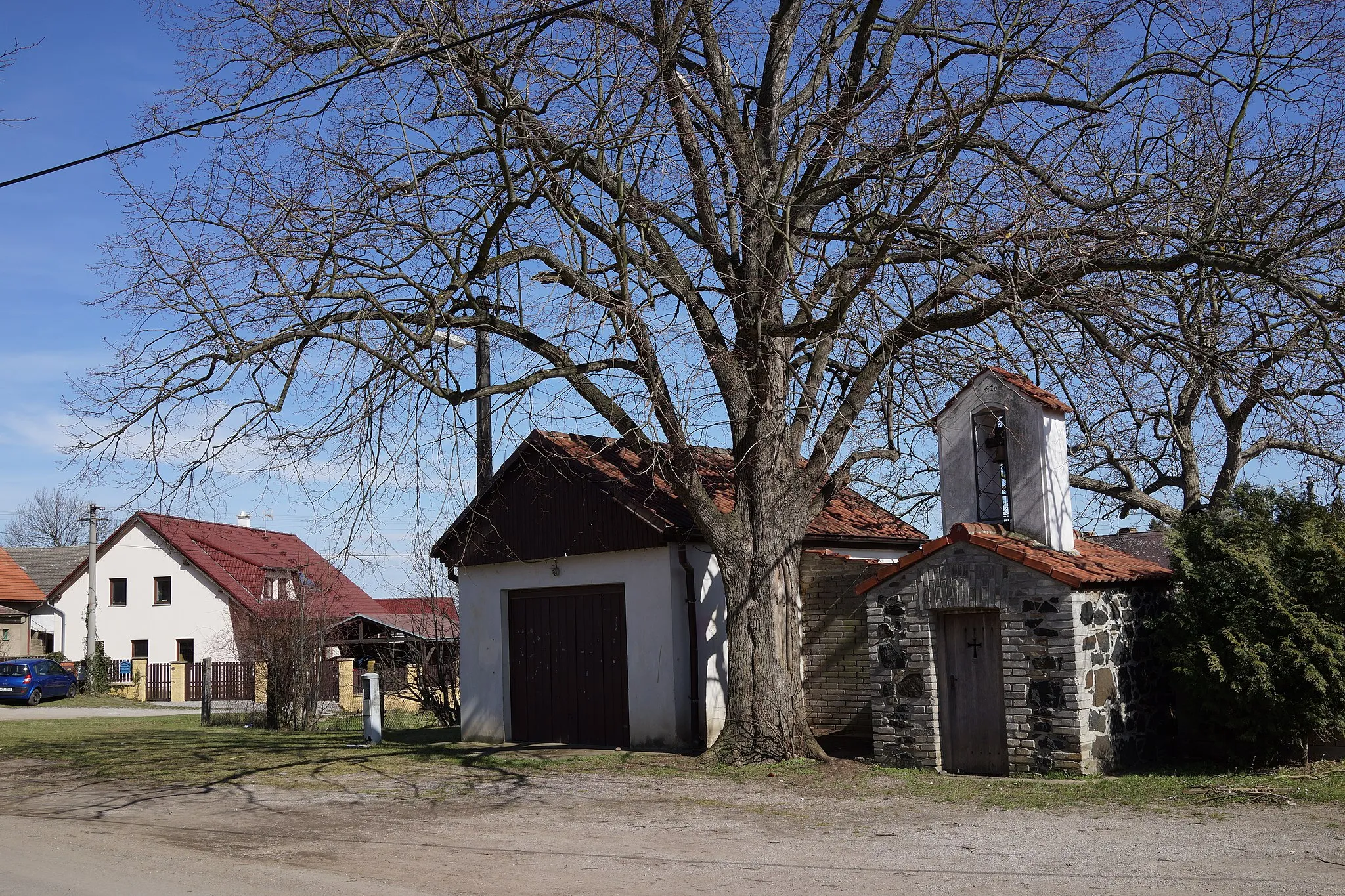 Photo showing: Rovina village square, Hlásná Třebaň, Czech Republic