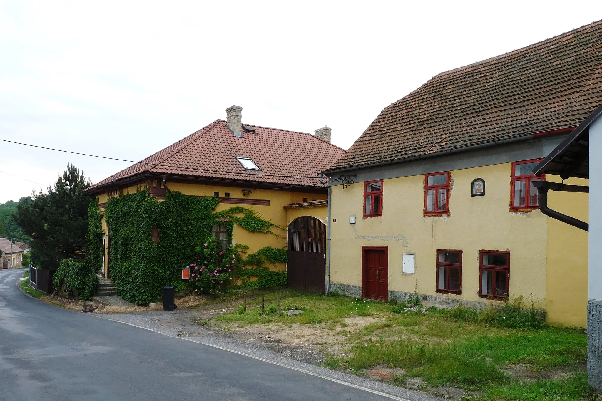 Photo showing: Houses No 20 and 88 in the village of Běštín, Beroun District, Central Bohemian Region, Czech Republic.