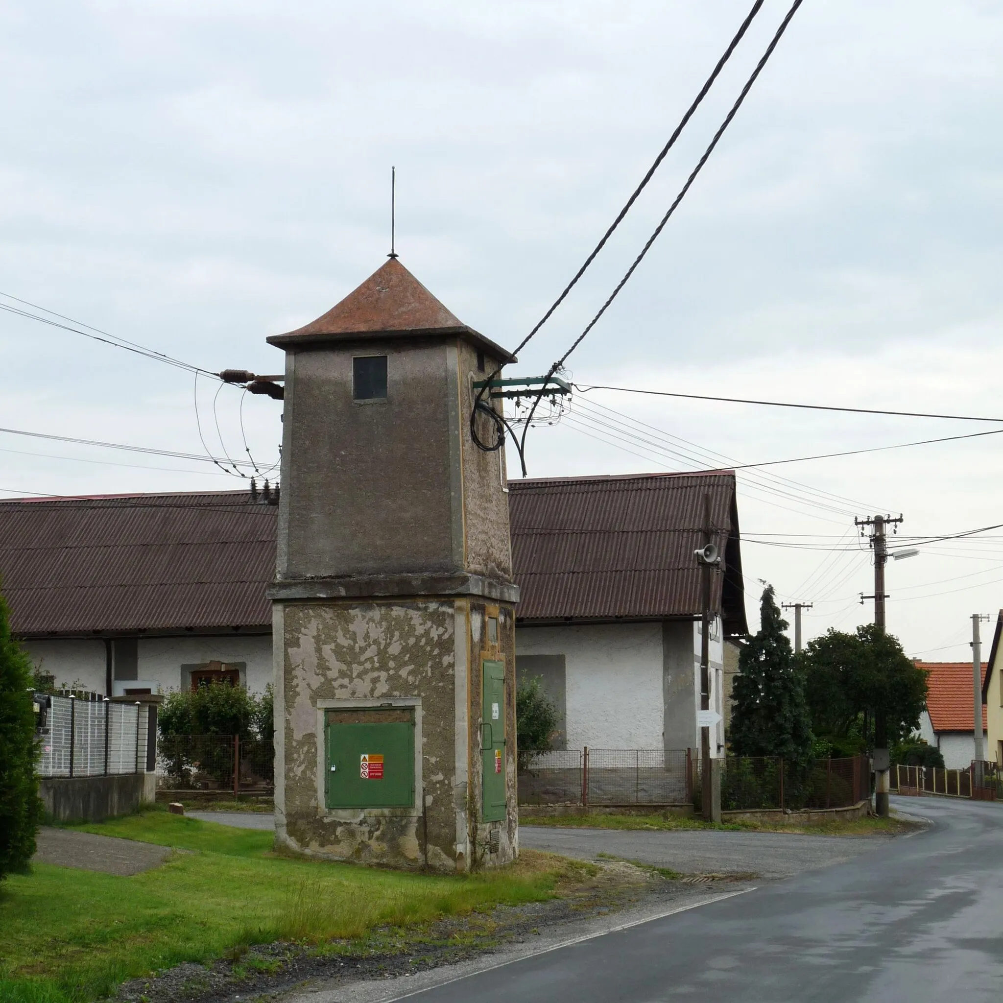 Photo showing: Old brick distribution substation in the village of Běštín, Beroun District, Central Bohemian Region, Czech Republic.