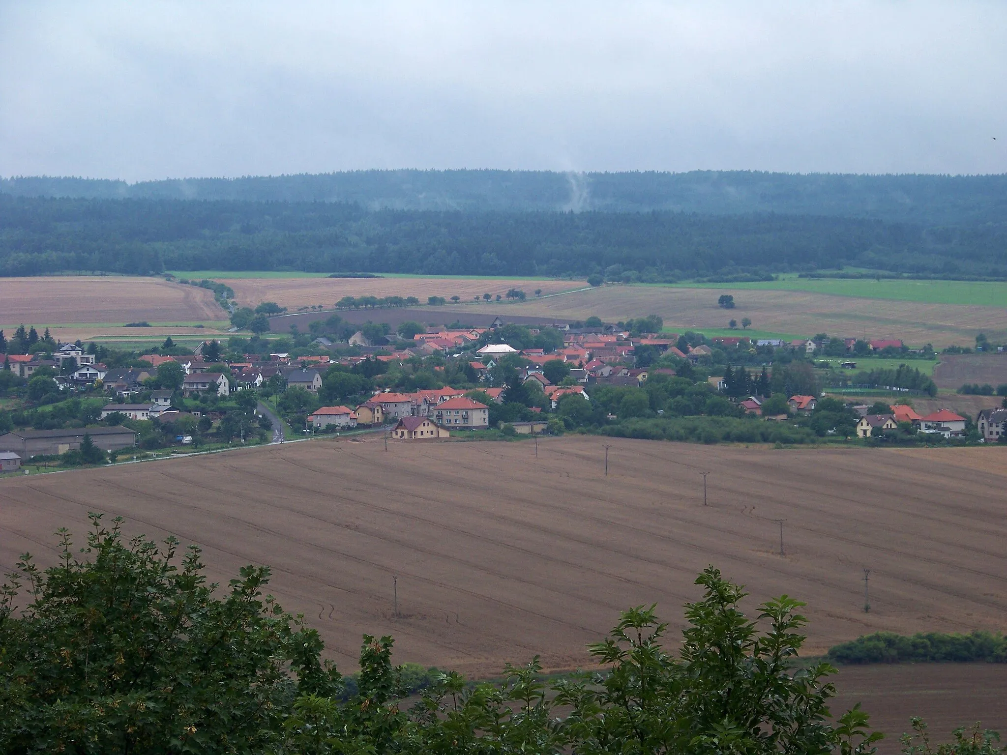 Photo showing: Beroun District, Central Bohemian Region, the Czech Republic. A view of Bzová from Točník castle.