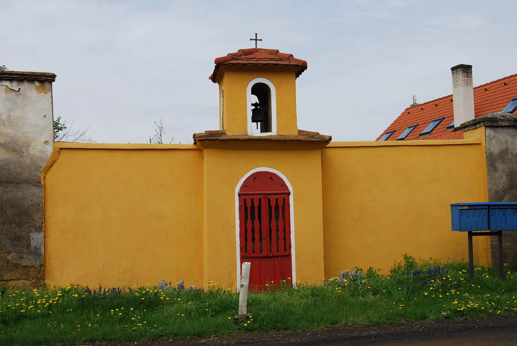 Photo showing: Zvonice v obci. Obec Bykoš v okrese Beroun, kraj Středočeský. Česká republika.
