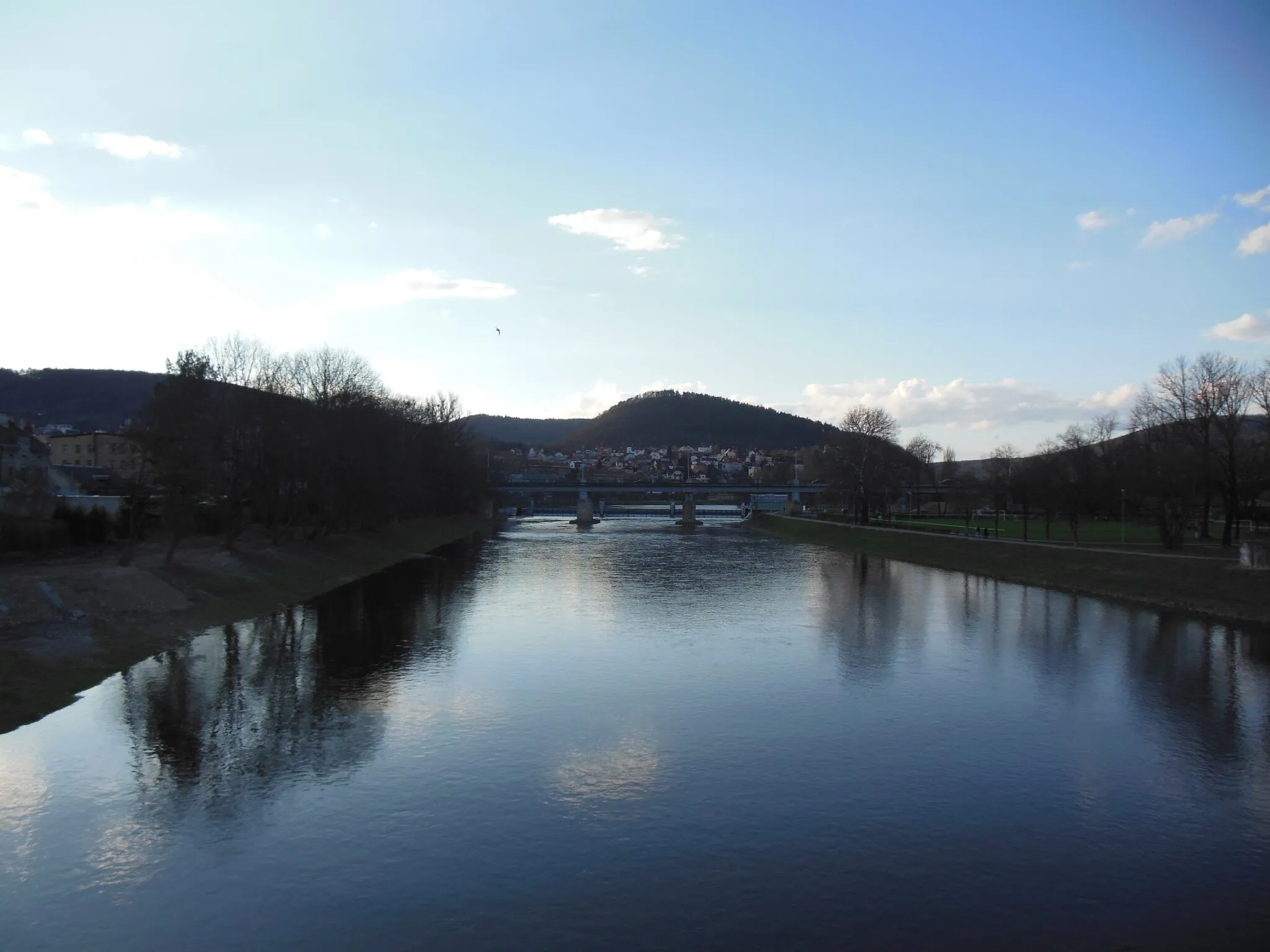 Photo showing: Řeka Berounka v Berouně.