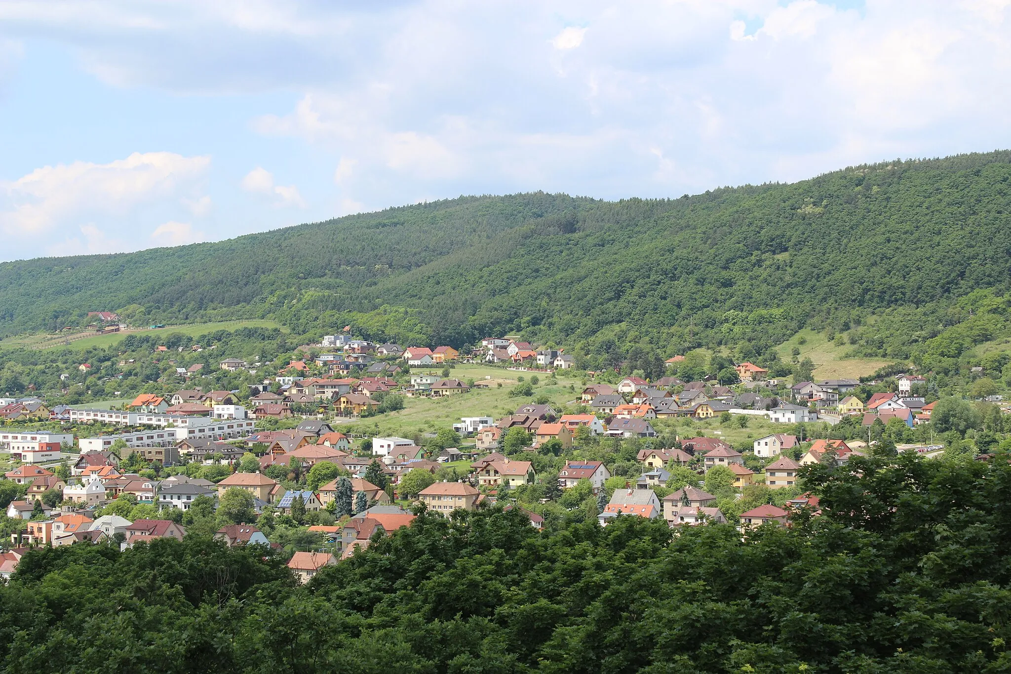 Photo showing: Views from lookout tower Městská hora in Beroun
Views of Beroun, Děd (Beroun)