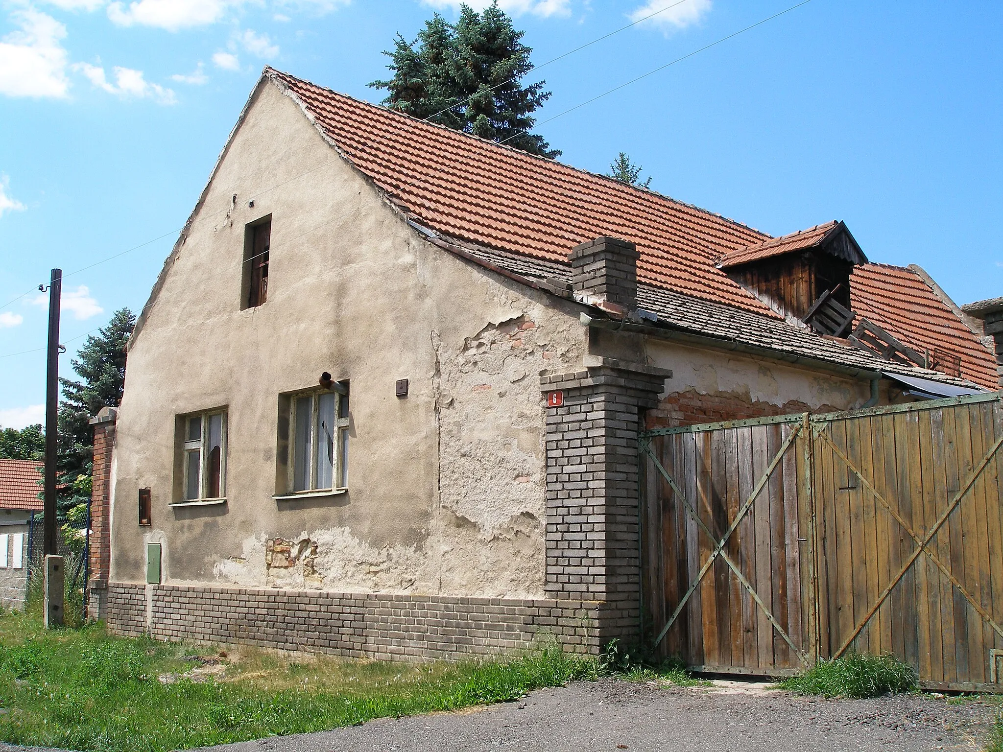 Photo showing: Statek v Luníkově s originálním umístěním komínu v dolním pravém okně budovy.