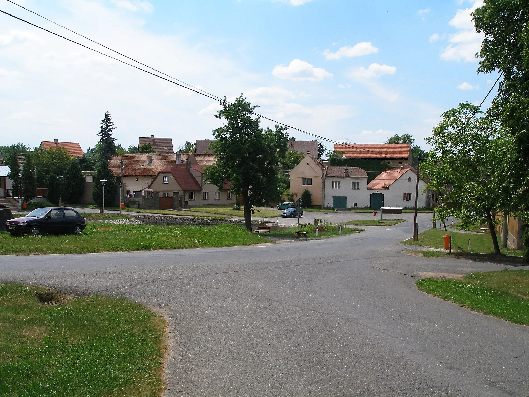 Photo showing: Pohled od památníku obětem světových válek v Žižicích.na místní náves.