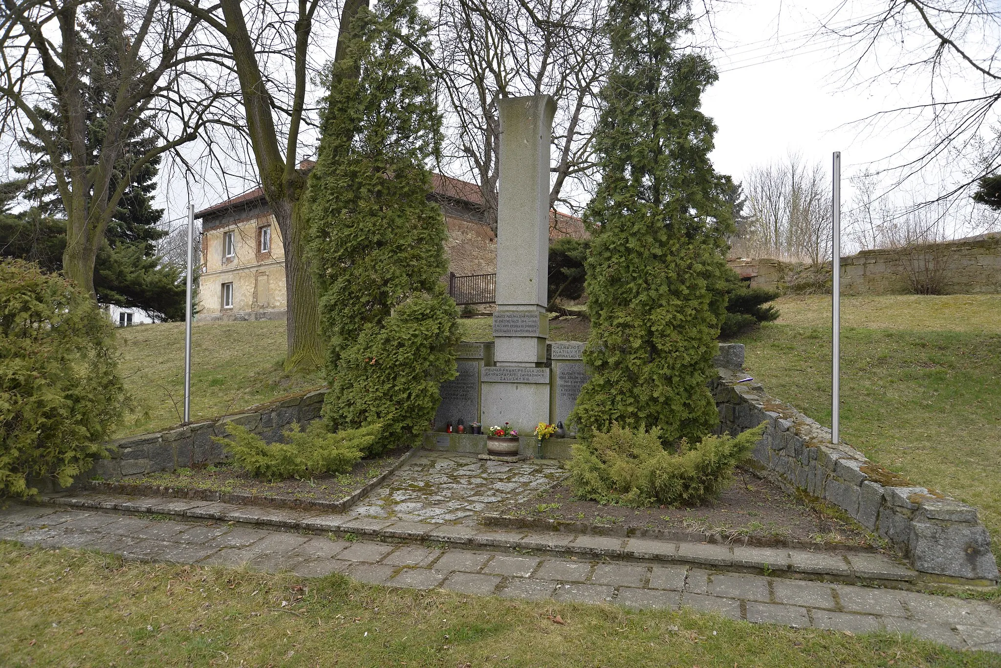 Photo showing: Memorial of victims of World War I and World War II in Řisuty, district Kladno