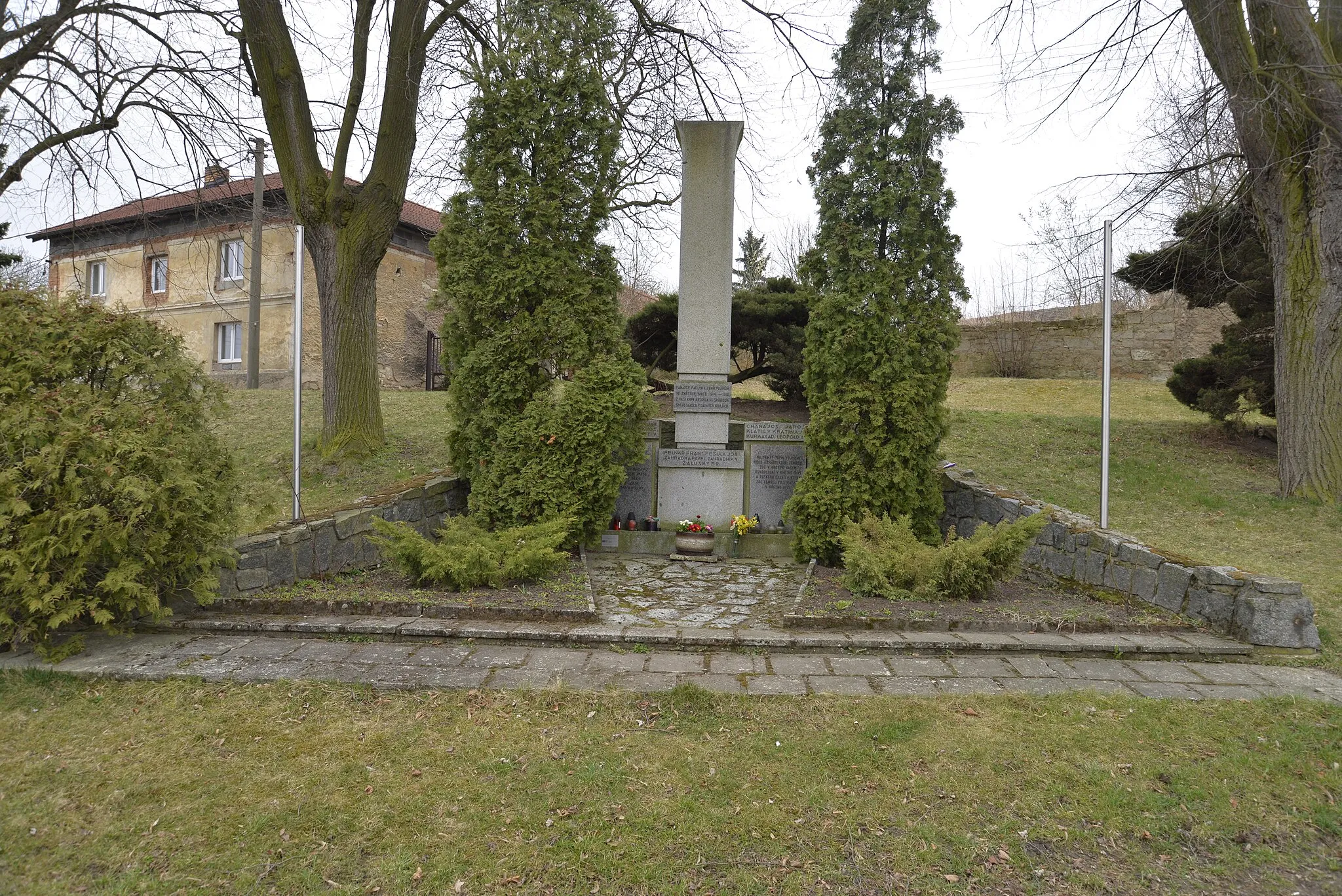 Photo showing: Memorial of victims of World War I and World War II in Řisuty, district Kladno
