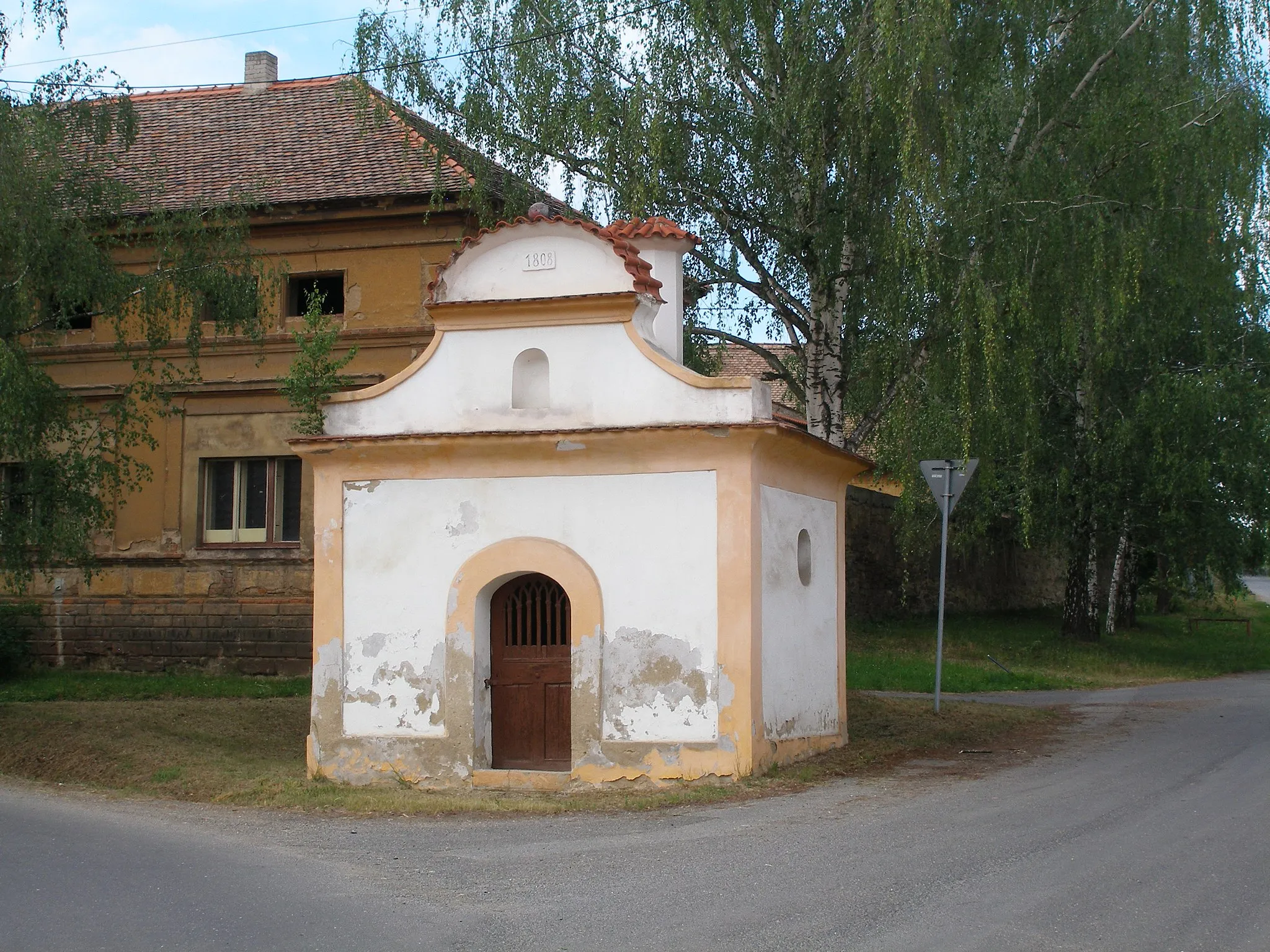 Photo showing: Kaplička v obci Bratkovice.