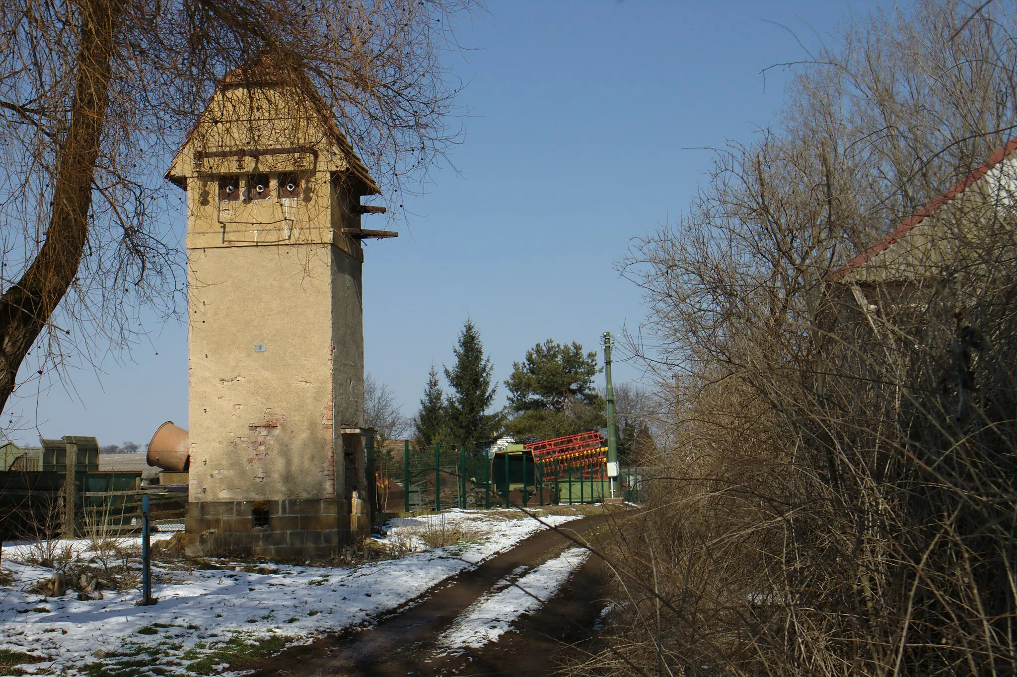 Photo showing: Central part of the town of Vyšínek, part of Zlonice, Kladno District