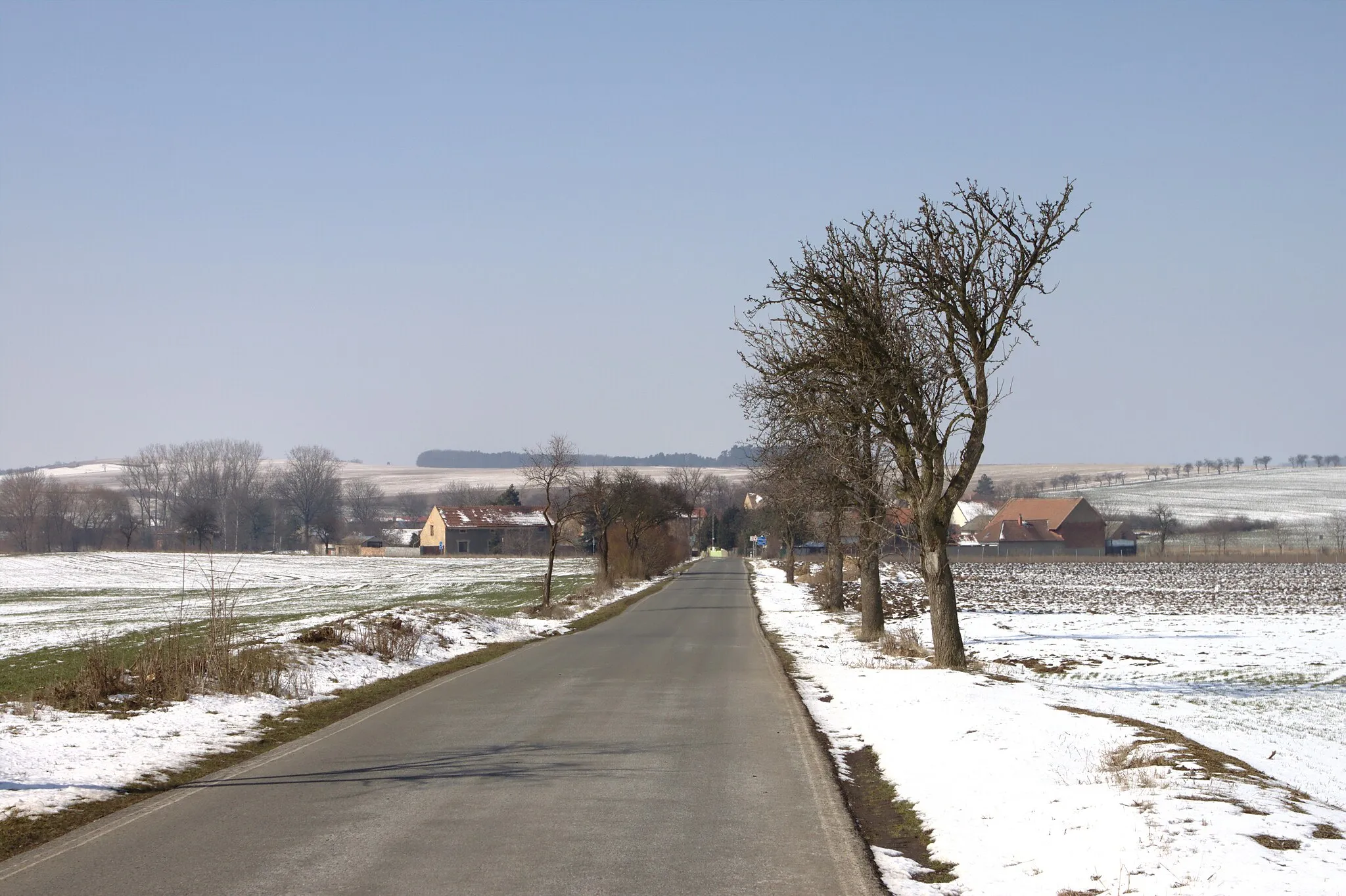 Photo showing: A road from Zolnice to Vyšínek (can be seen in the distance), Kladno District, CZ