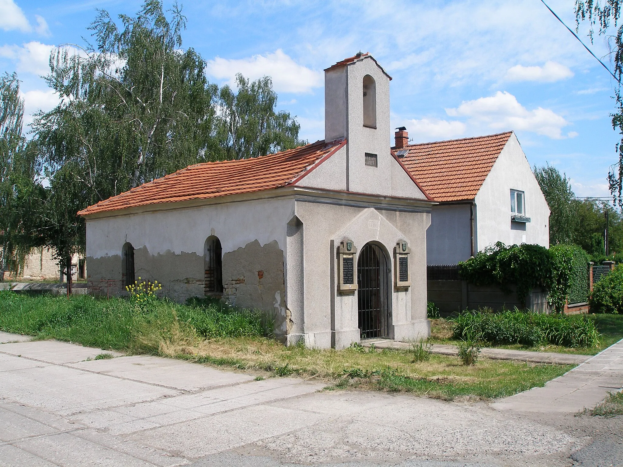 Photo showing: Kaplička sv. Václava v Ješíně, okres Kladno. Postavena roku 1884, na průčelí v roce 1929 osazeny pamětní desky padlým ve světové válce.