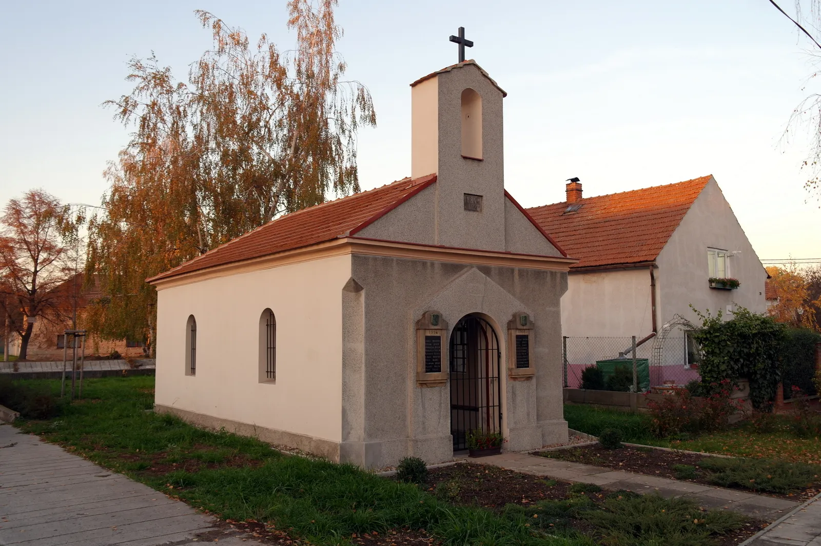 Photo showing: Chapel of Saint Wenceslaus, Ješín (Velvary), Kladno District. Built in the year 1884.