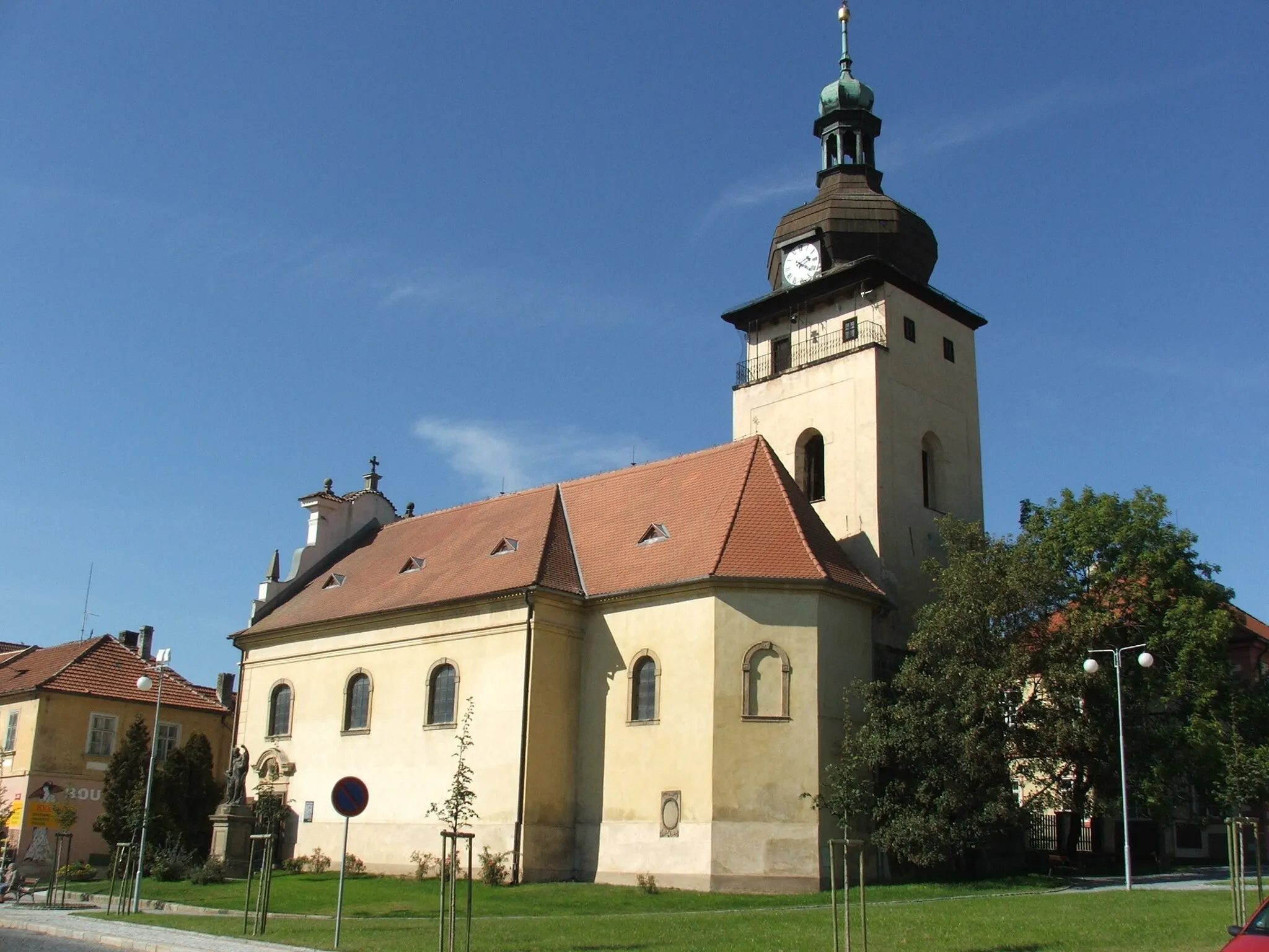 Photo showing: Church of Saint Peter and Paul in Unhošť, Czechia