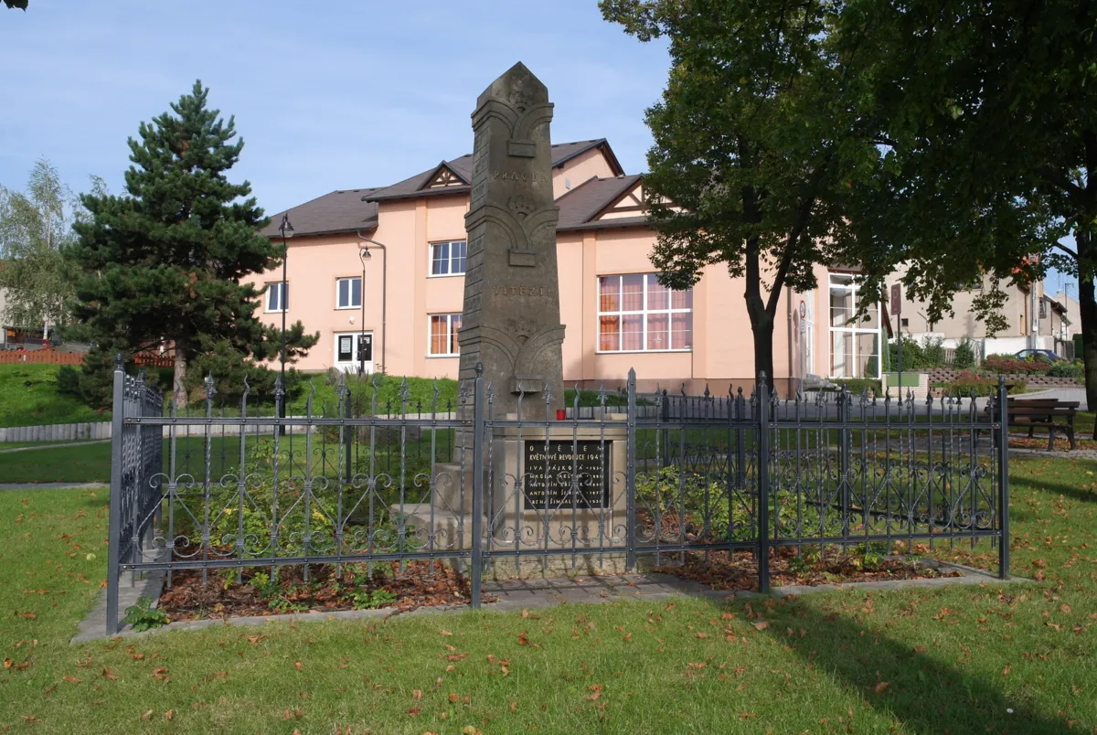 Photo showing: Monument to the fallen in the wars, Uhy, Kladno district. Village green.
