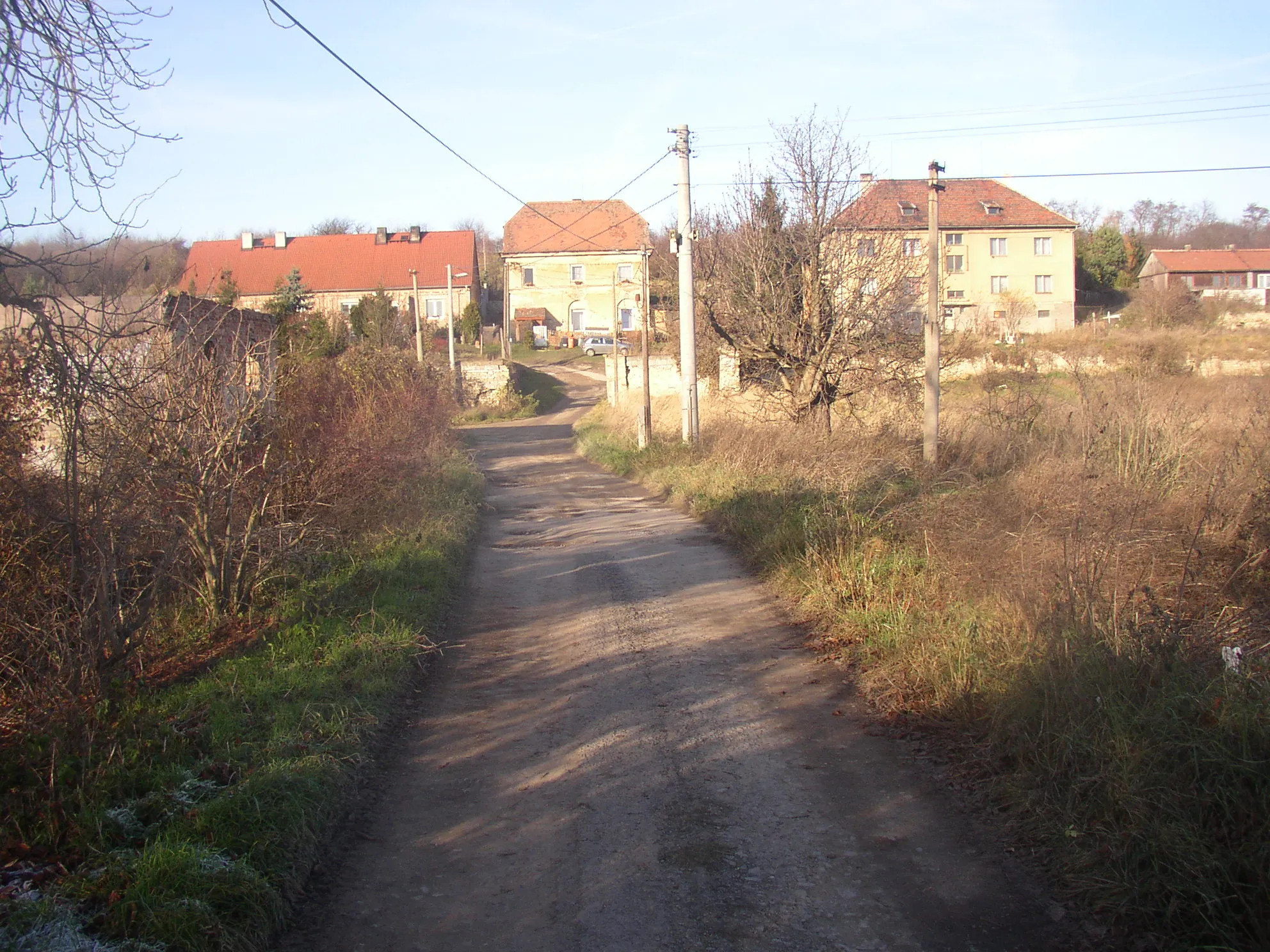 Photo showing: Village of Holousy, part of Třebusice municipality, Kladno District, Central Bohemian Region, Czech Republic. Houses in northern half of the village.