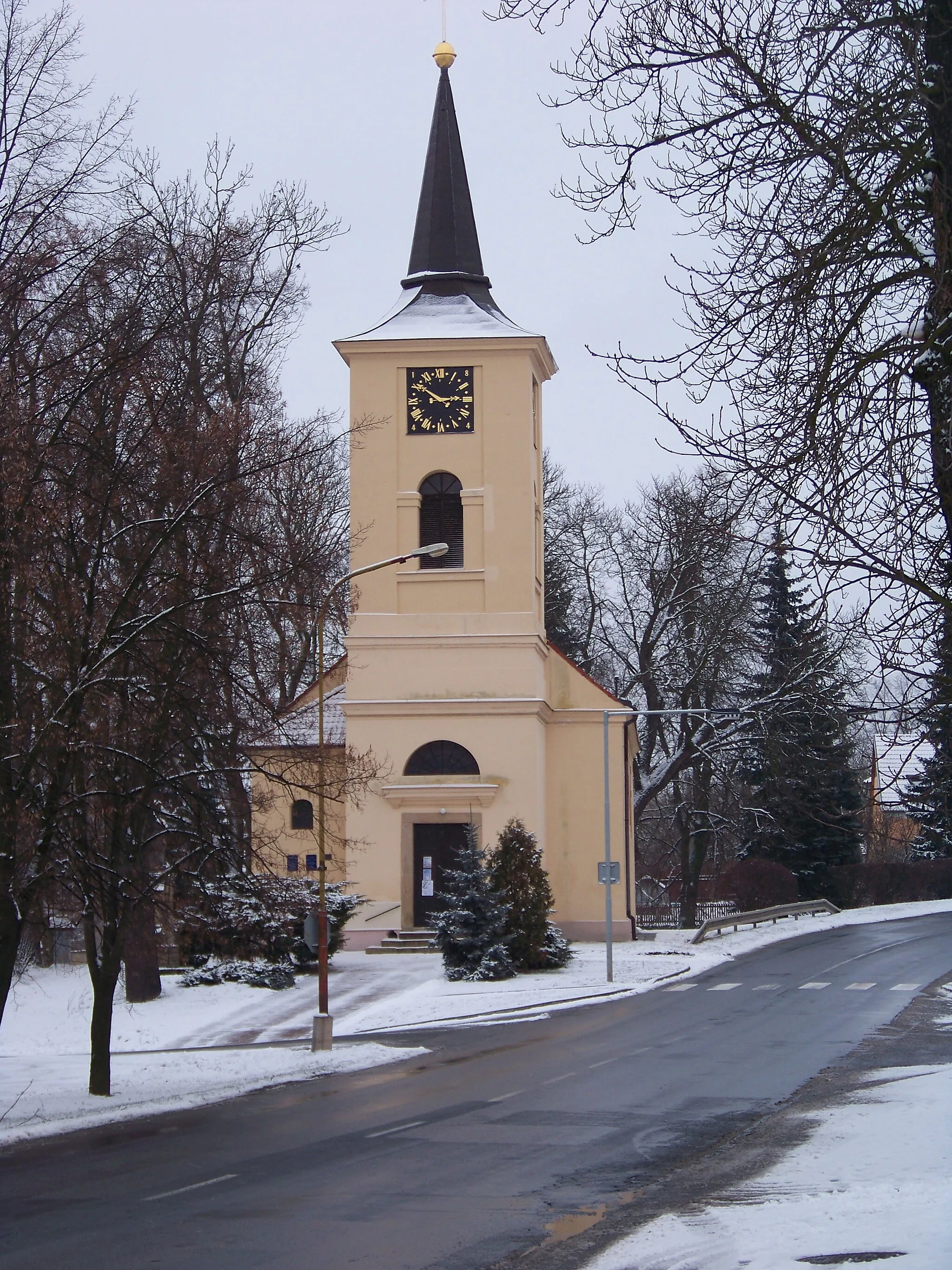 Photo showing: Tuchlovice, Kladno District, Central Bohemian Region, the Czech Republic. Karlovarská Street, the church of Saint Gall.