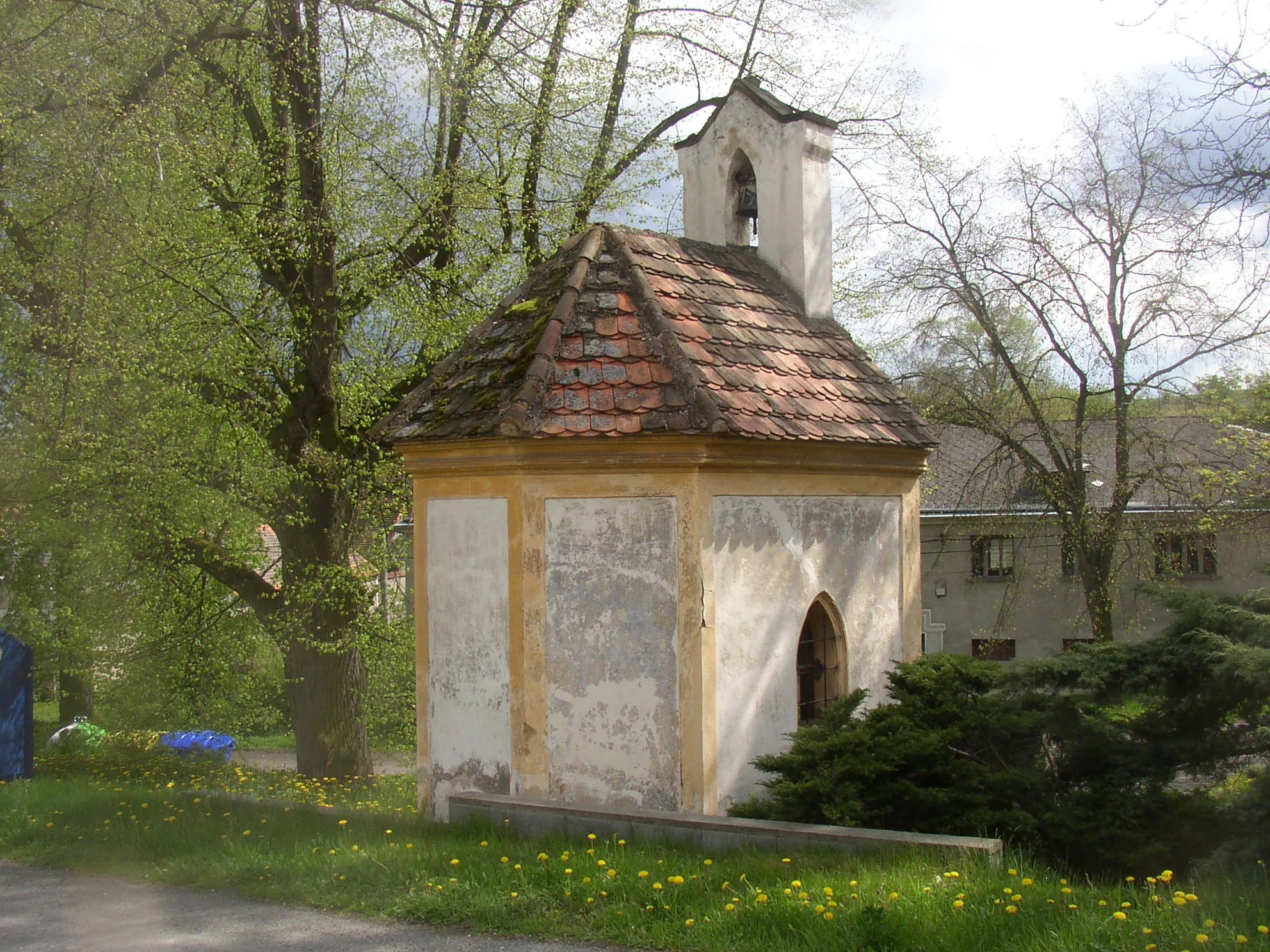 Photo showing: Netovice, part of Slaný town, Kladno District, Czech Republic. Chapel in the village green - rear view.