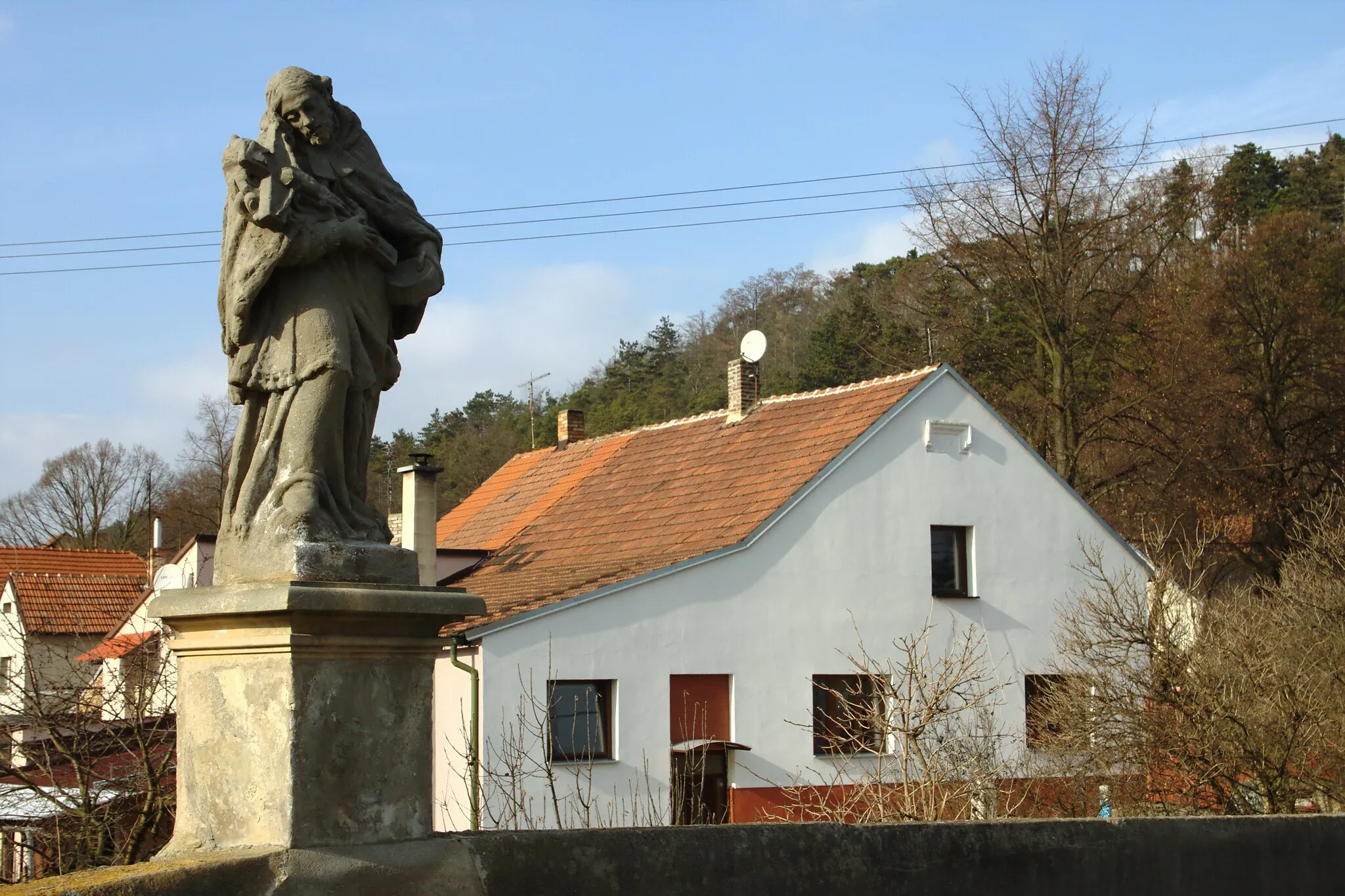 Photo showing: A statue on a bridge crossing some local creek in Sazená, a town in Kladno District, Central Bohemian Region, CZ