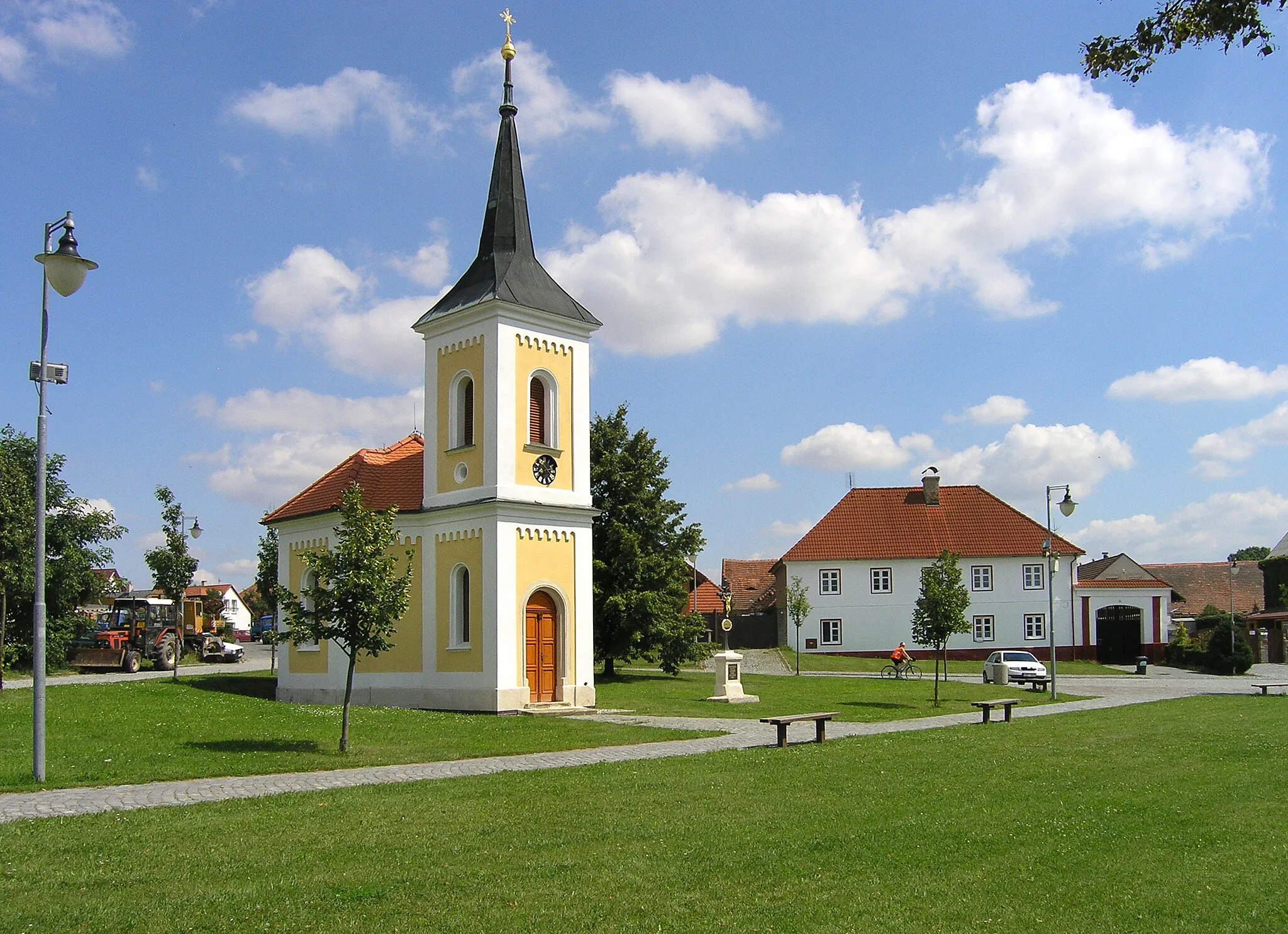Photo showing: Common with chapel of St. Florian in Kyšice, Czech Republic