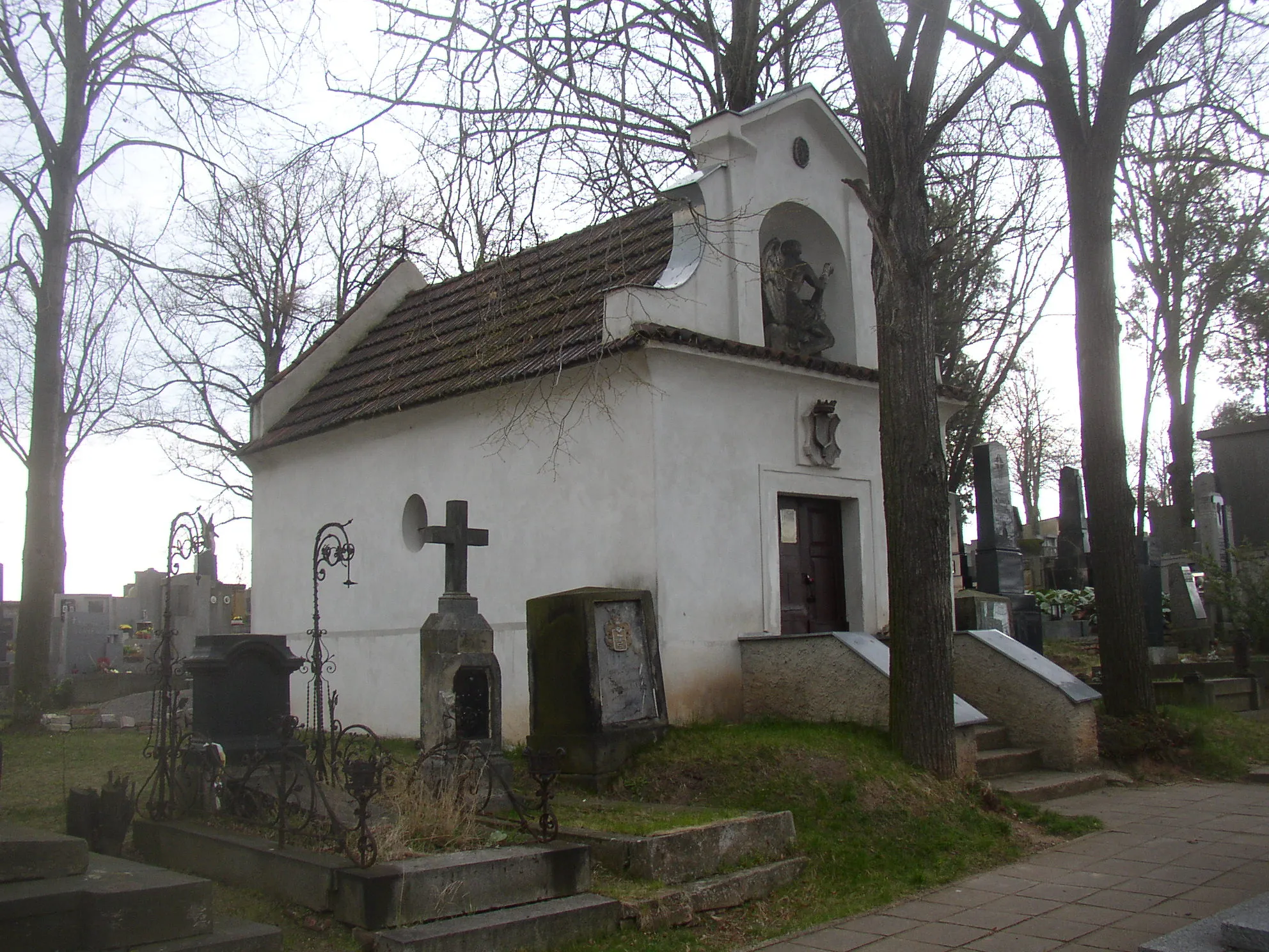 Photo showing: Koleč, Kladno District, Czech Republic. Tomb at local cemetery. Built for Ubelli family in 1793, adapted by their successors Bohuš of Otěšice in 1818. The front bears arms of Bohuš family.