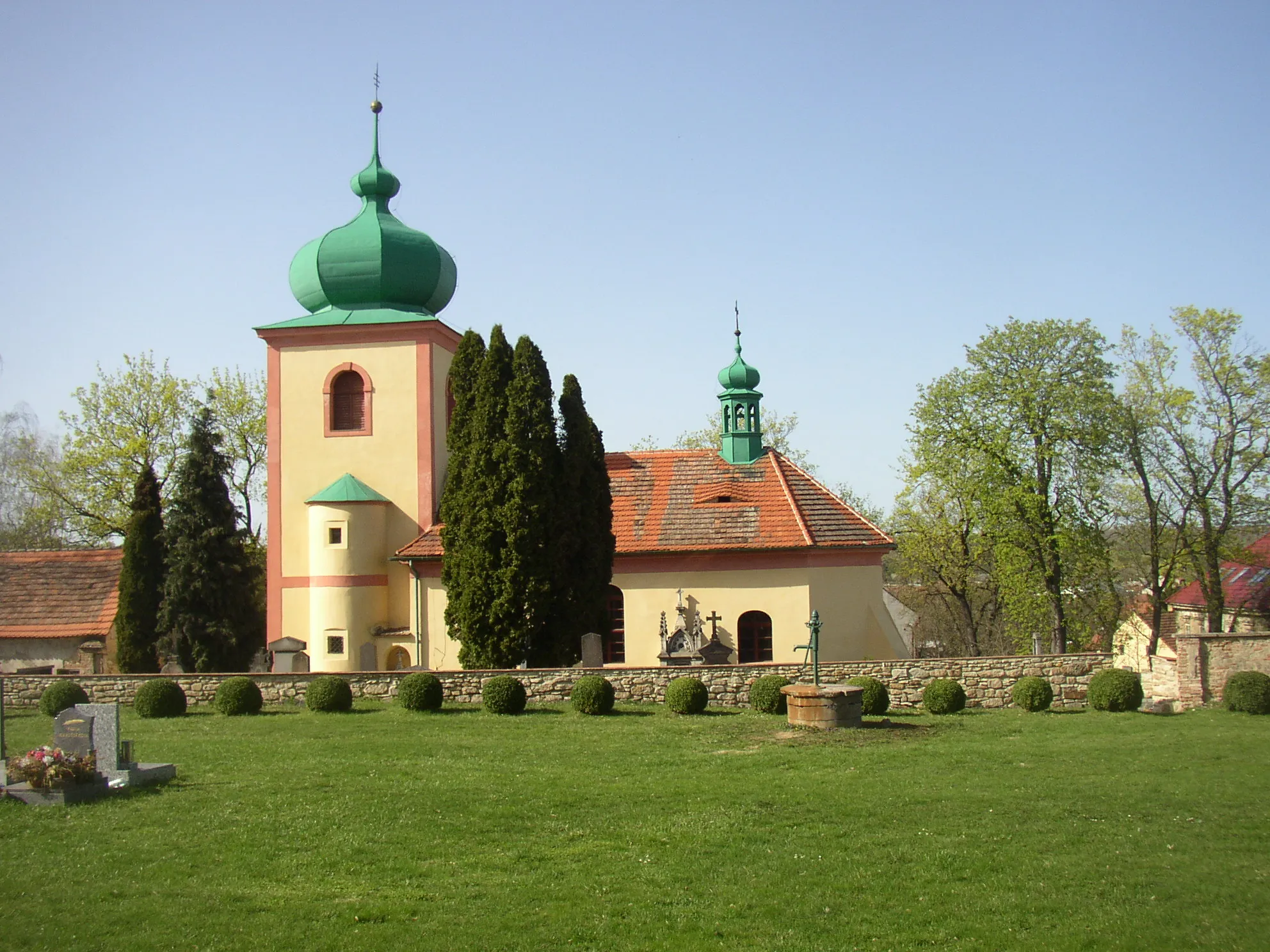 Photo showing: All Saints church with cemetery in Knovíz, Kladno District, Czech Republic.