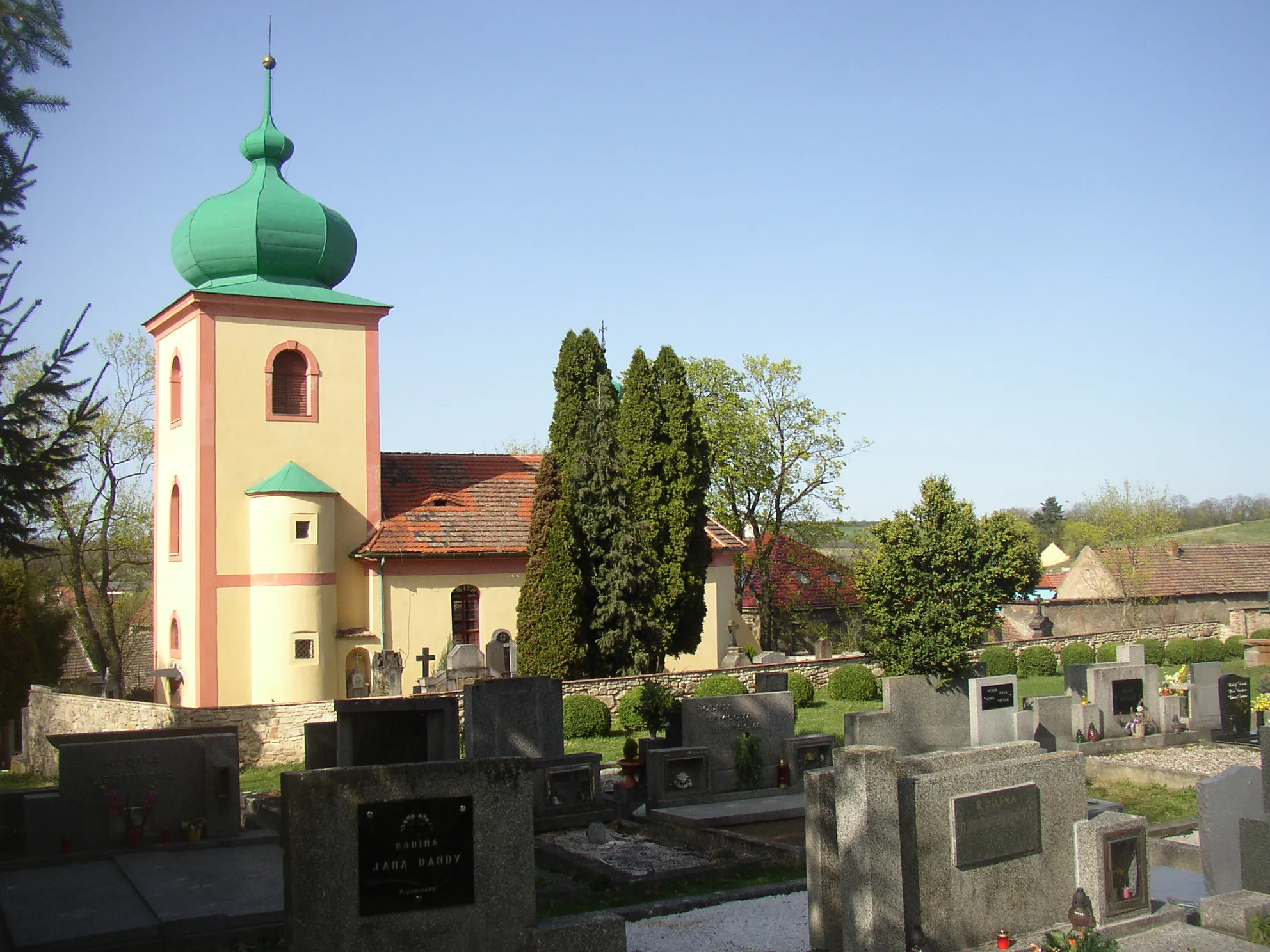 Photo showing: All Saints church with cemetery in Knovíz, Kladno District, Czech Republic.