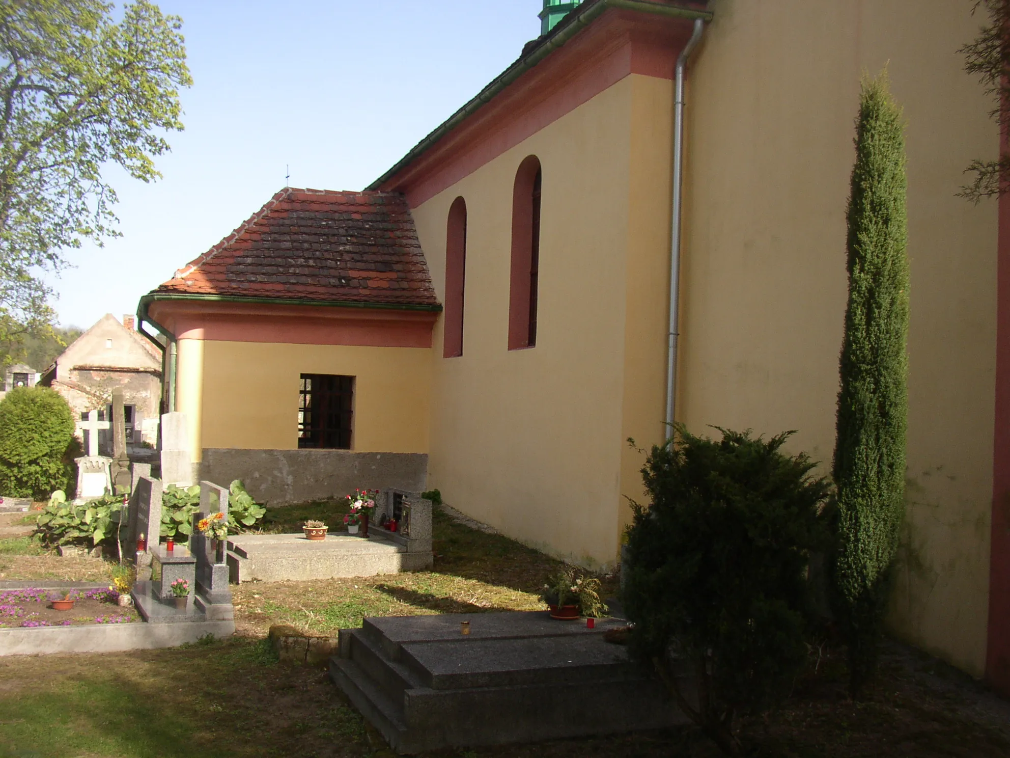 Photo showing: All Saints church with cemetery in Knovíz, Kladno District, Czech Republic.