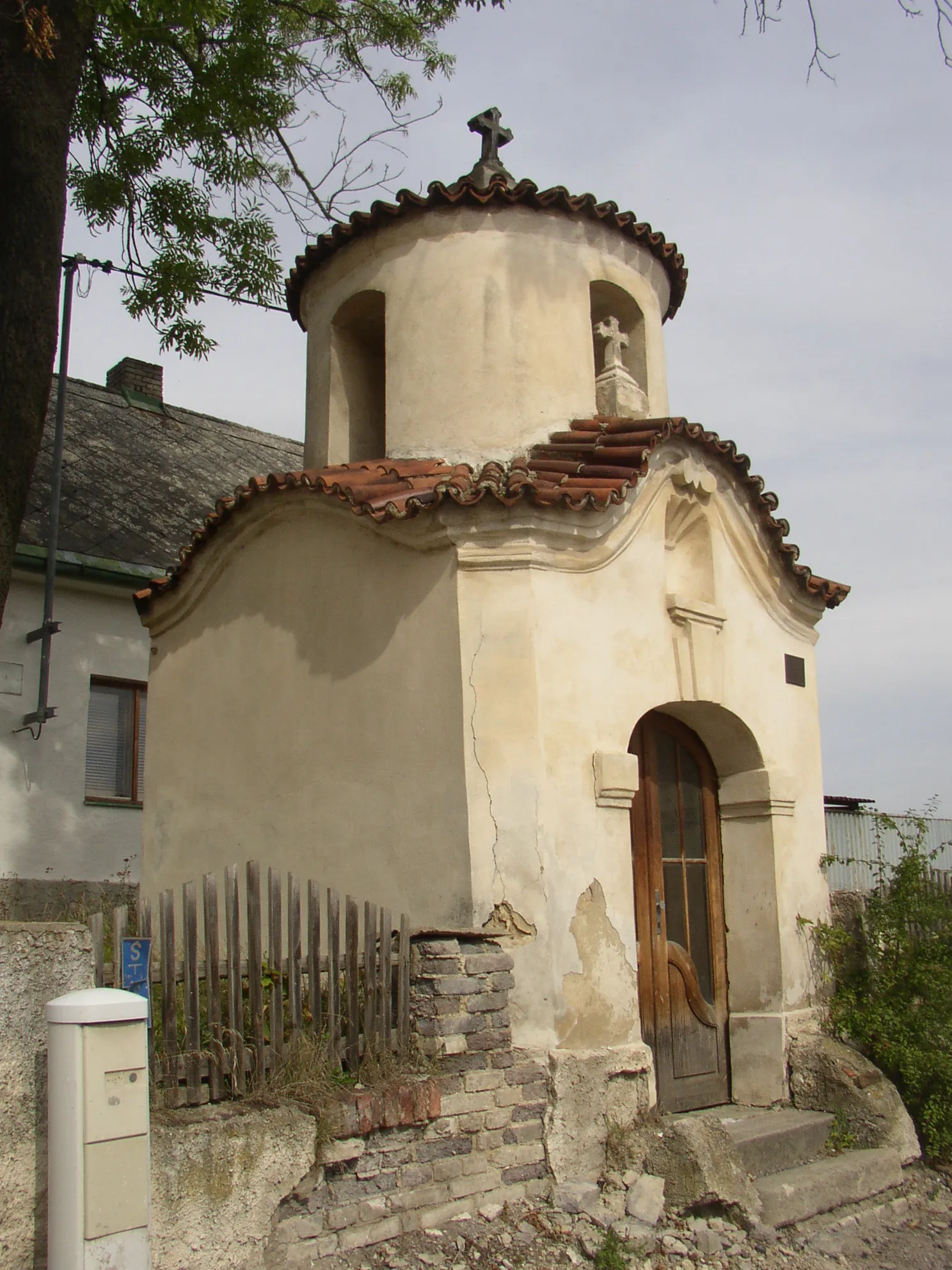 Photo showing: Chapel in core of Motyčín, one of two constituent neighbourhoods of Švermov suburb, Kladno, Kladno District, Czech Republic. View from the south.