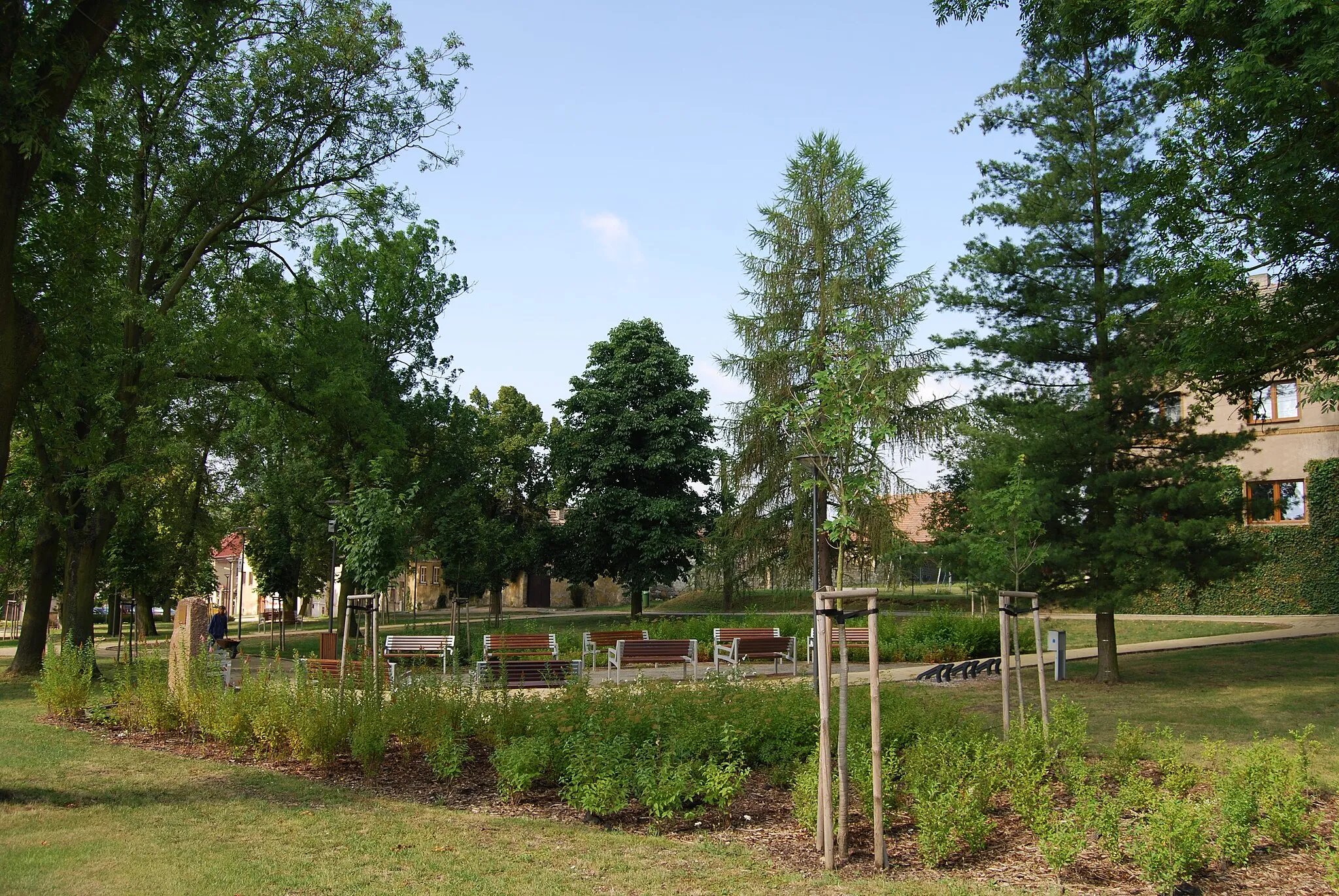 Photo showing: Pohled na park. Kačice. Okres Kladno. Česká republika.