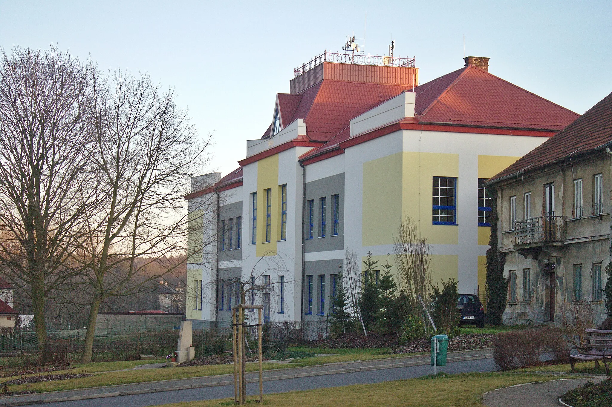 Photo showing: Elementary school in Kamenné Žehrovice, CZ