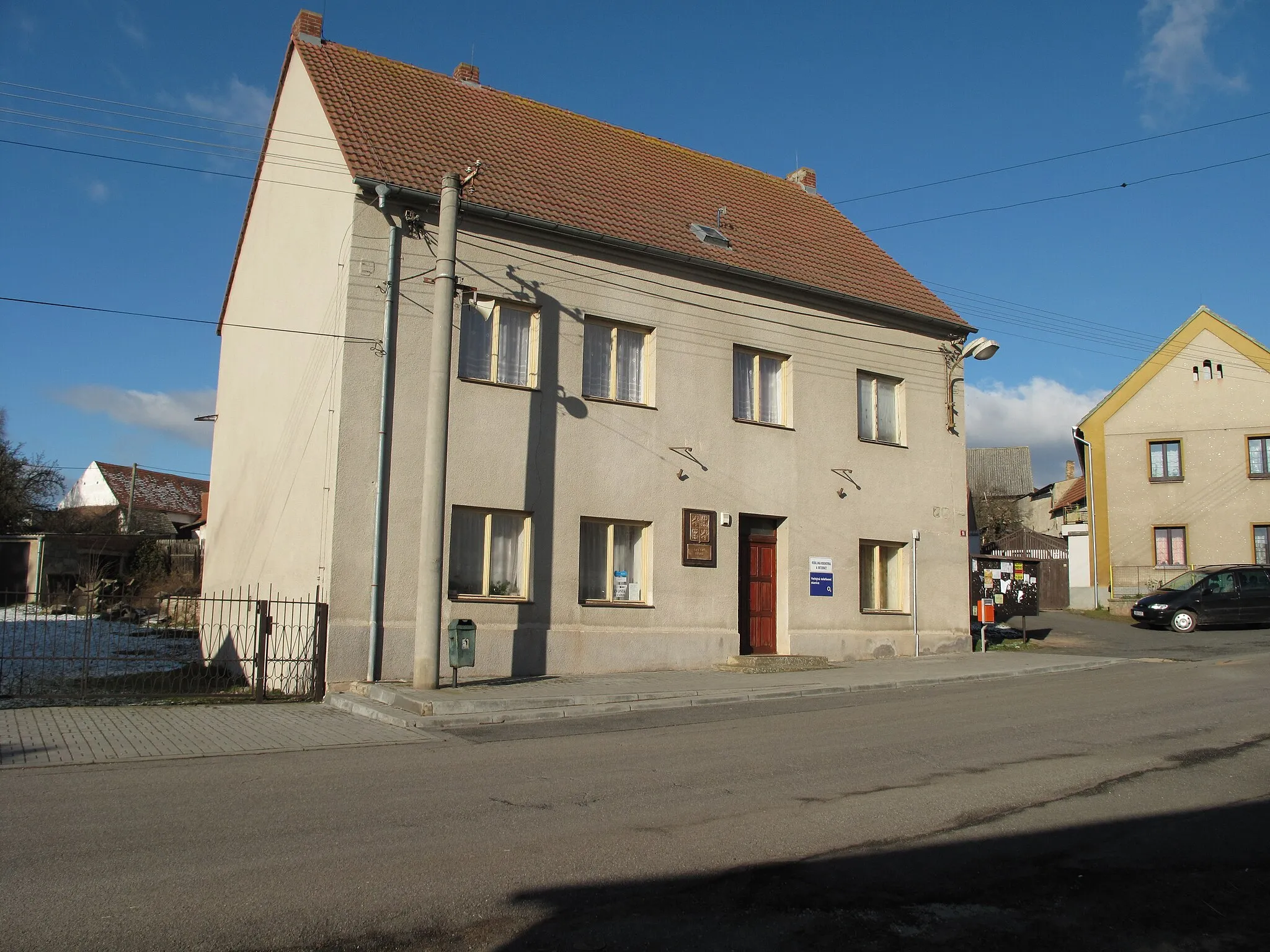 Photo showing: Municipal office in Jedomělice village, Kladno District, Czech Republic.