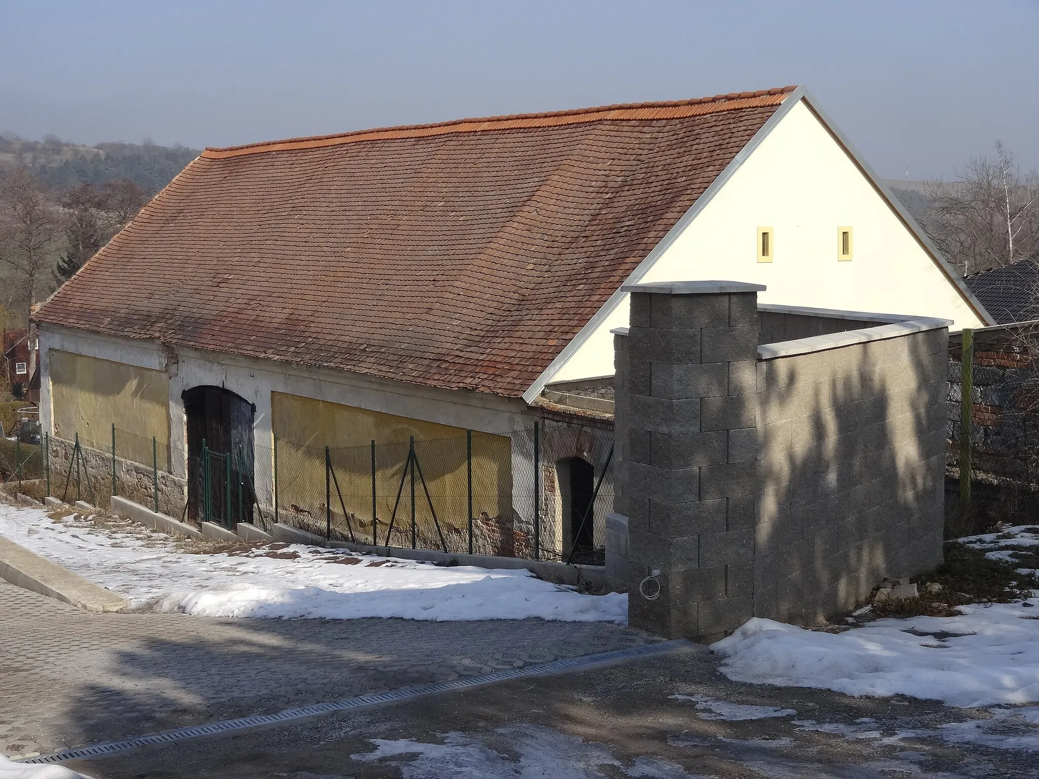 Photo showing: Hrdlív - statek čp. 2, stodola a zadní brána
