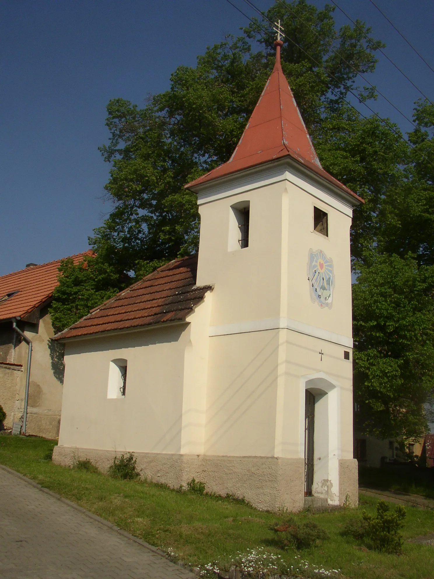 Photo showing: Chapel in Dolany, Kladno District, Czech Republic.