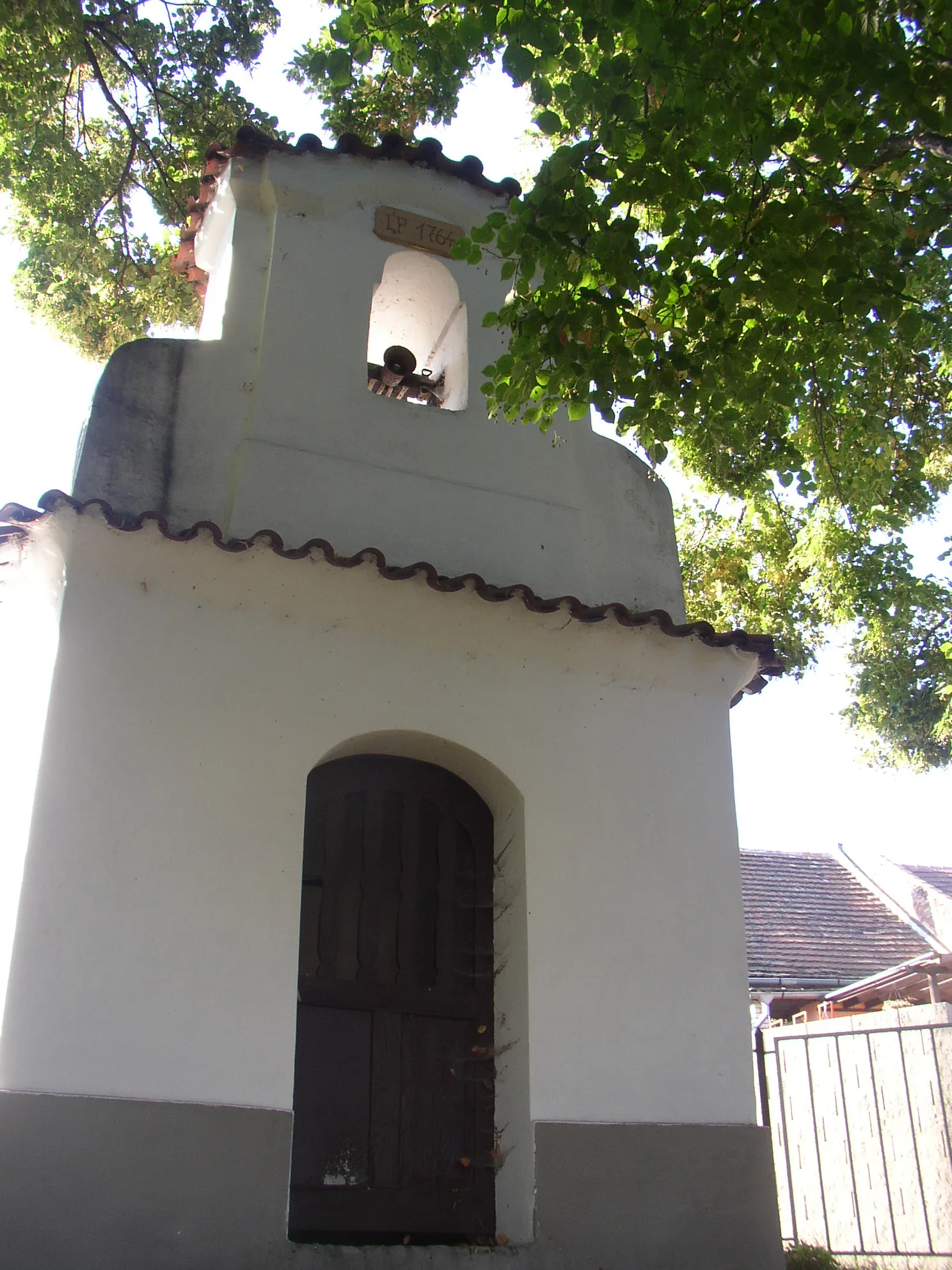 Photo showing: Chapel in Cvrčovice, Kladno District, Czech Republic. Front view.