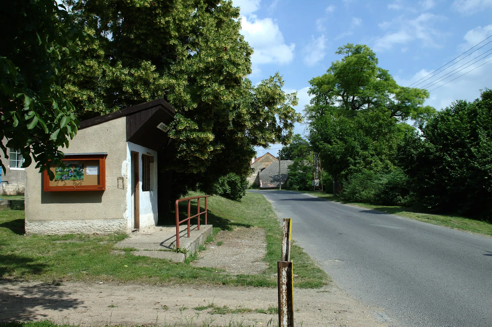 Photo showing: A bus stop in the village of Budihostice, Central Bohemian Region, CZ