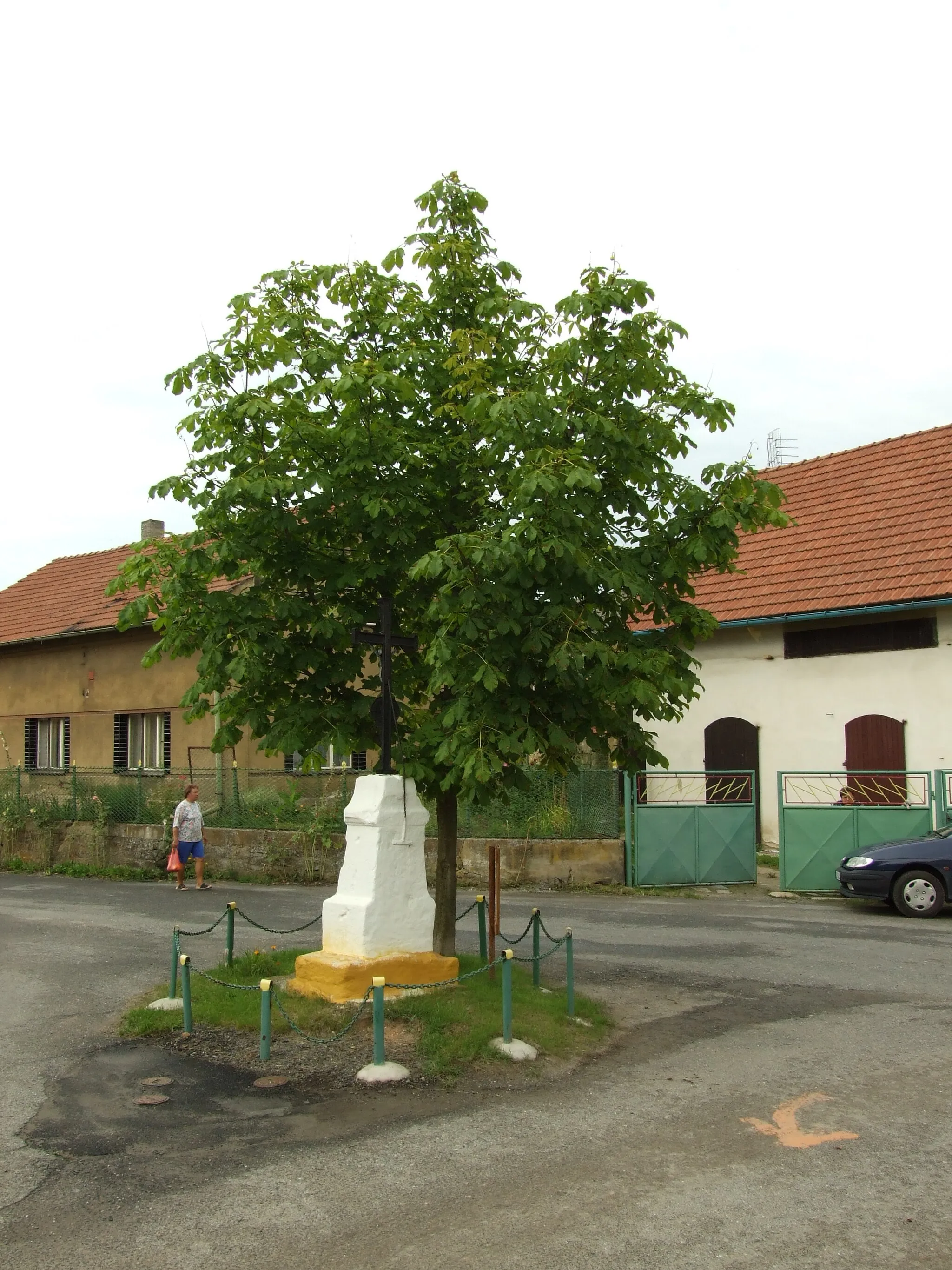Photo showing: A cross on a crossing in Bílichov. Central Bohemian Region, CZ